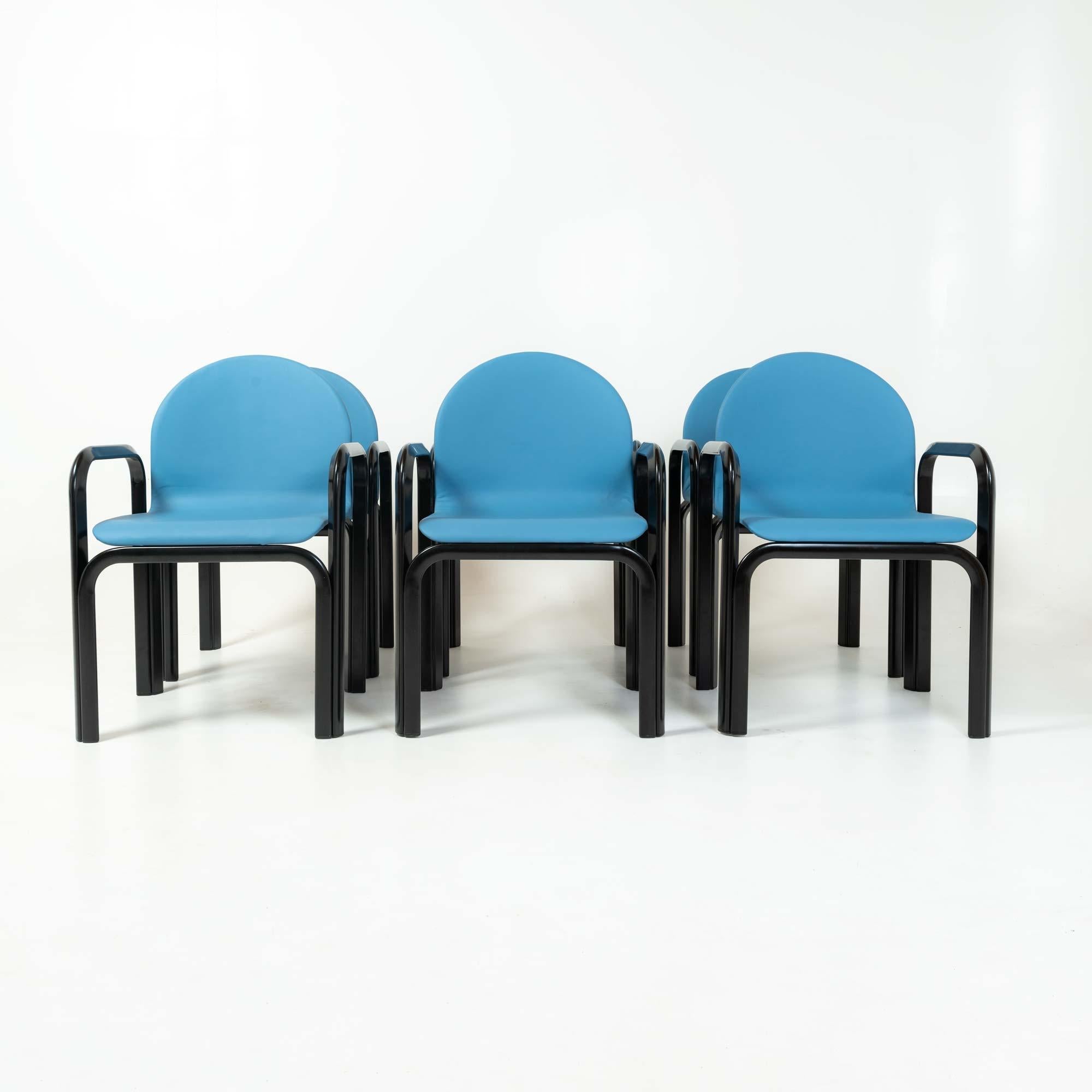Il s'agit d'un ensemble de 6 fauteuils de salle à manger postmodernes italiens Design/One modèle 54A, conçus par Gae Aulenti pour Coates, entièrement restaurés en cuir Baby Blue et avec une structure recouverte d'un revêtement en poudre noir. Les
