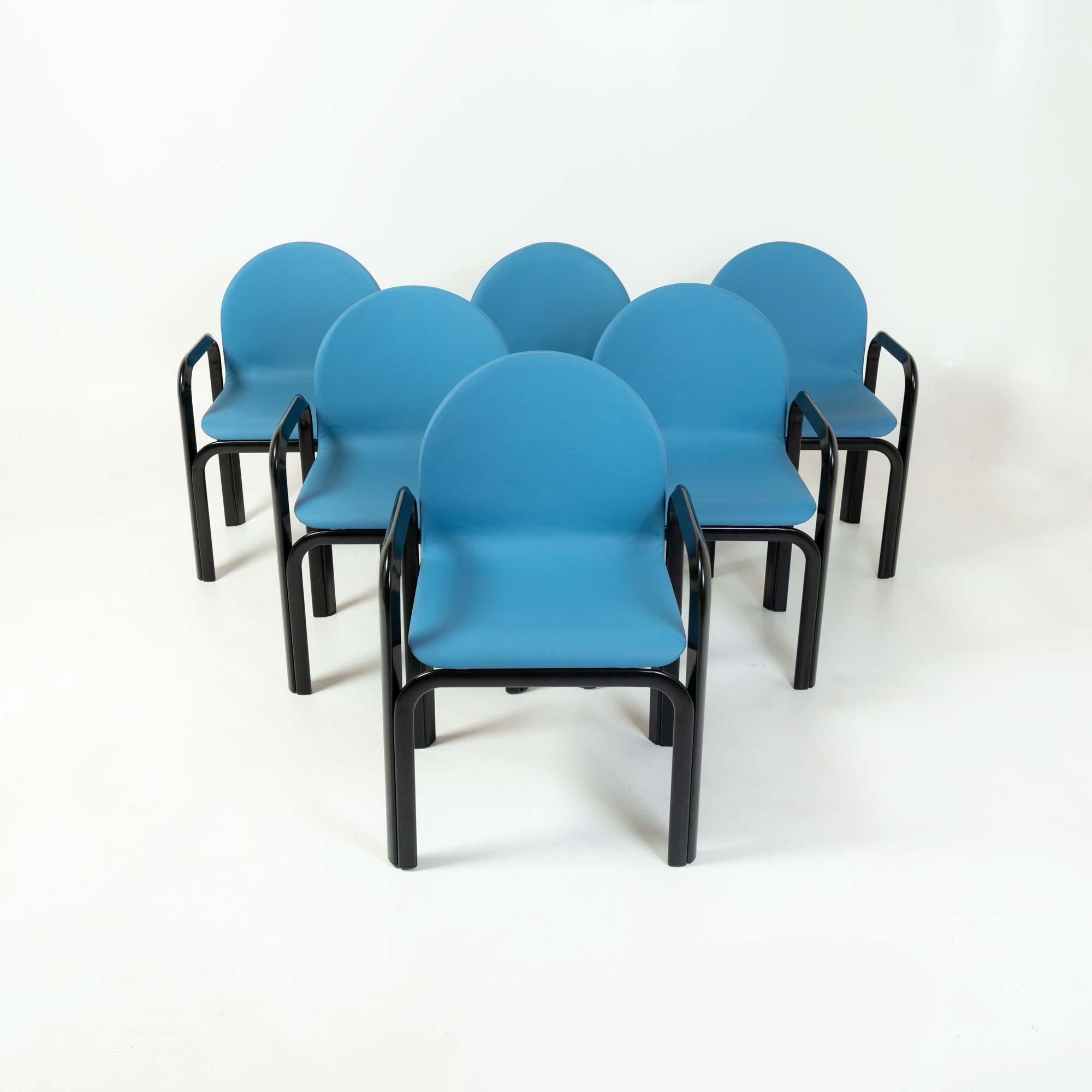 Mid-Century Modern Lot de 6 chaises à accoudoirs Gae Aulenti modèle 54A en cuir bleu et structure noire en vente