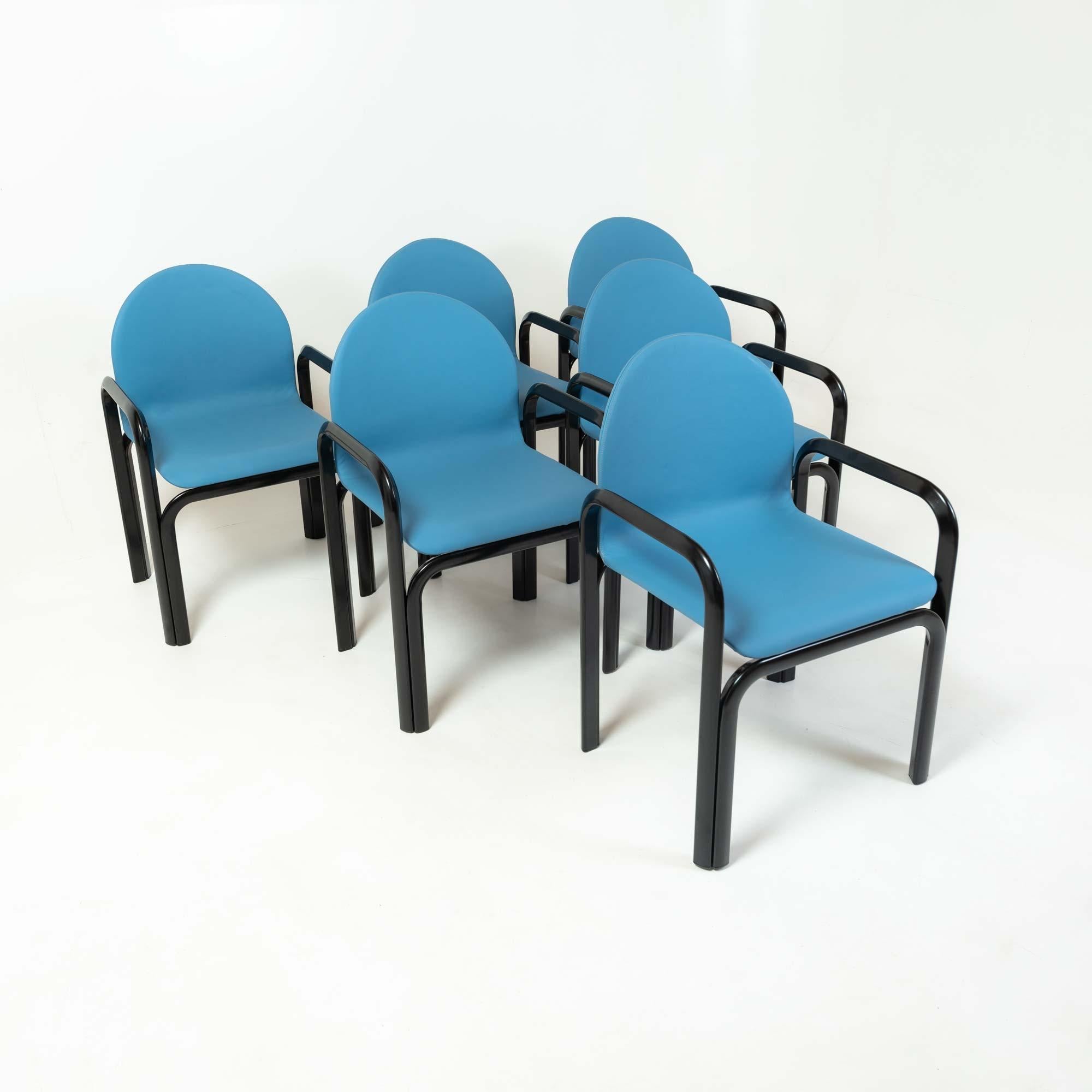 italien Lot de 6 chaises à accoudoirs Gae Aulenti modèle 54A en cuir bleu et structure noire en vente