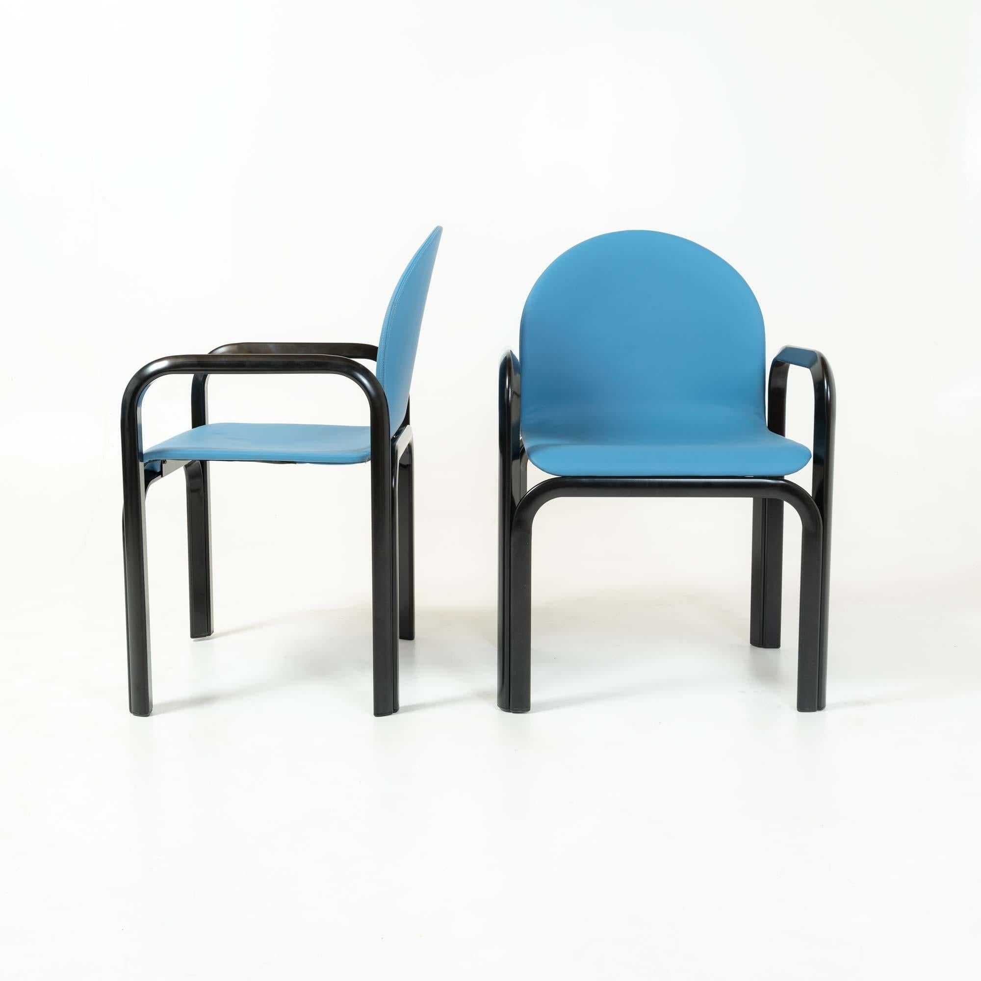 Lot de 6 chaises à accoudoirs Gae Aulenti modèle 54A en cuir bleu et structure noire Bon état - En vente à Seattle, WA