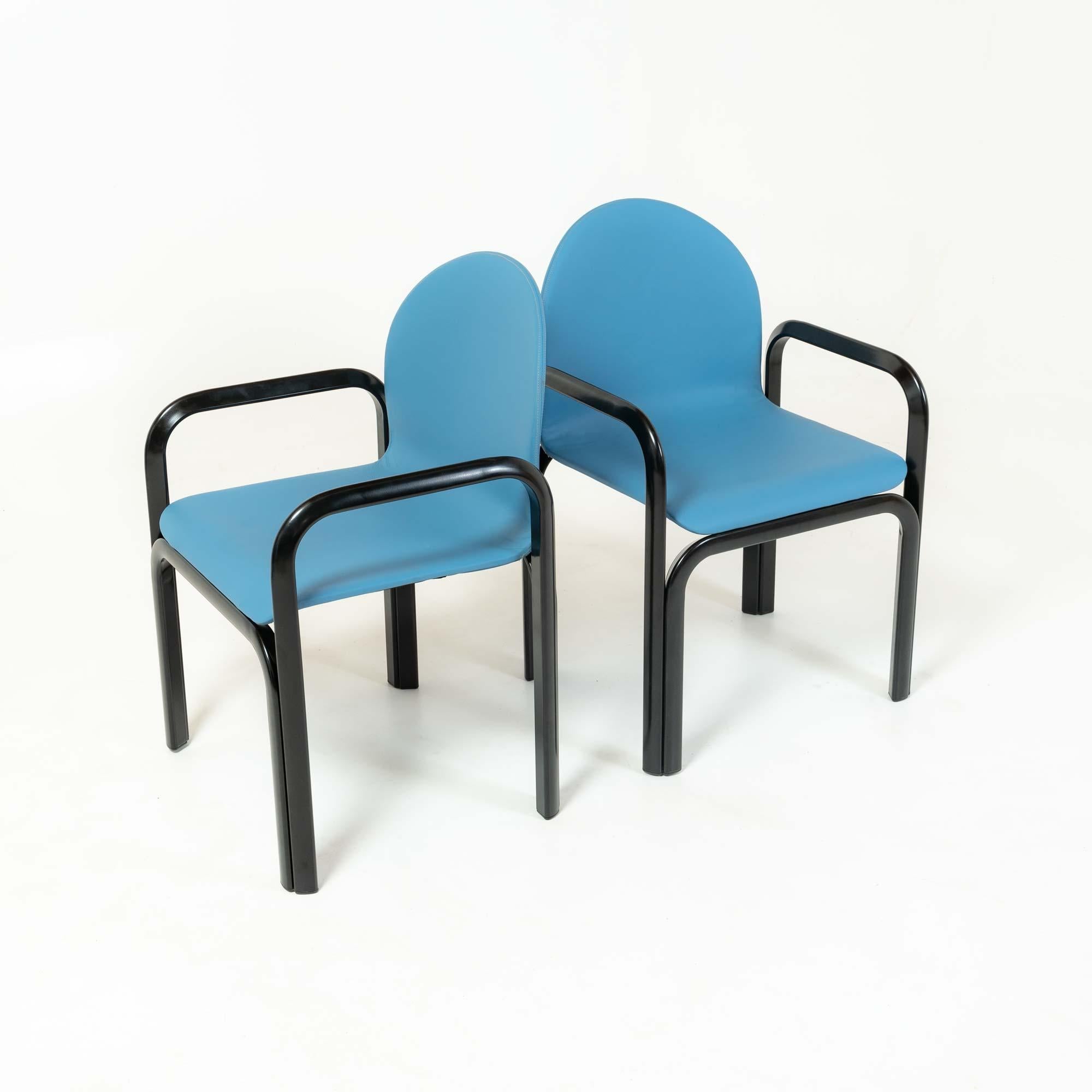 Fin du 20e siècle Lot de 6 chaises à accoudoirs Gae Aulenti modèle 54A en cuir bleu et structure noire en vente