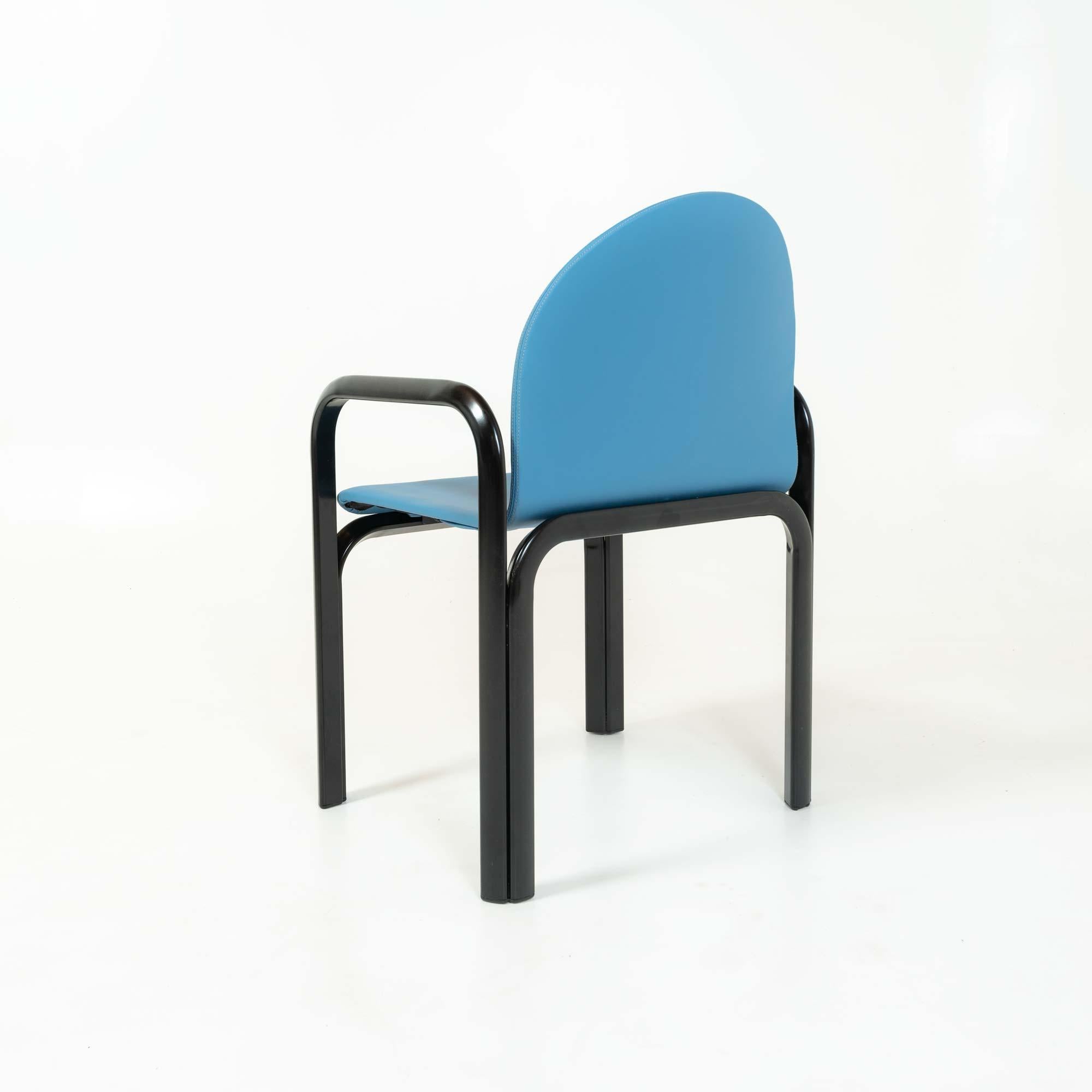 Acier Lot de 6 chaises à accoudoirs Gae Aulenti modèle 54A en cuir bleu et structure noire en vente