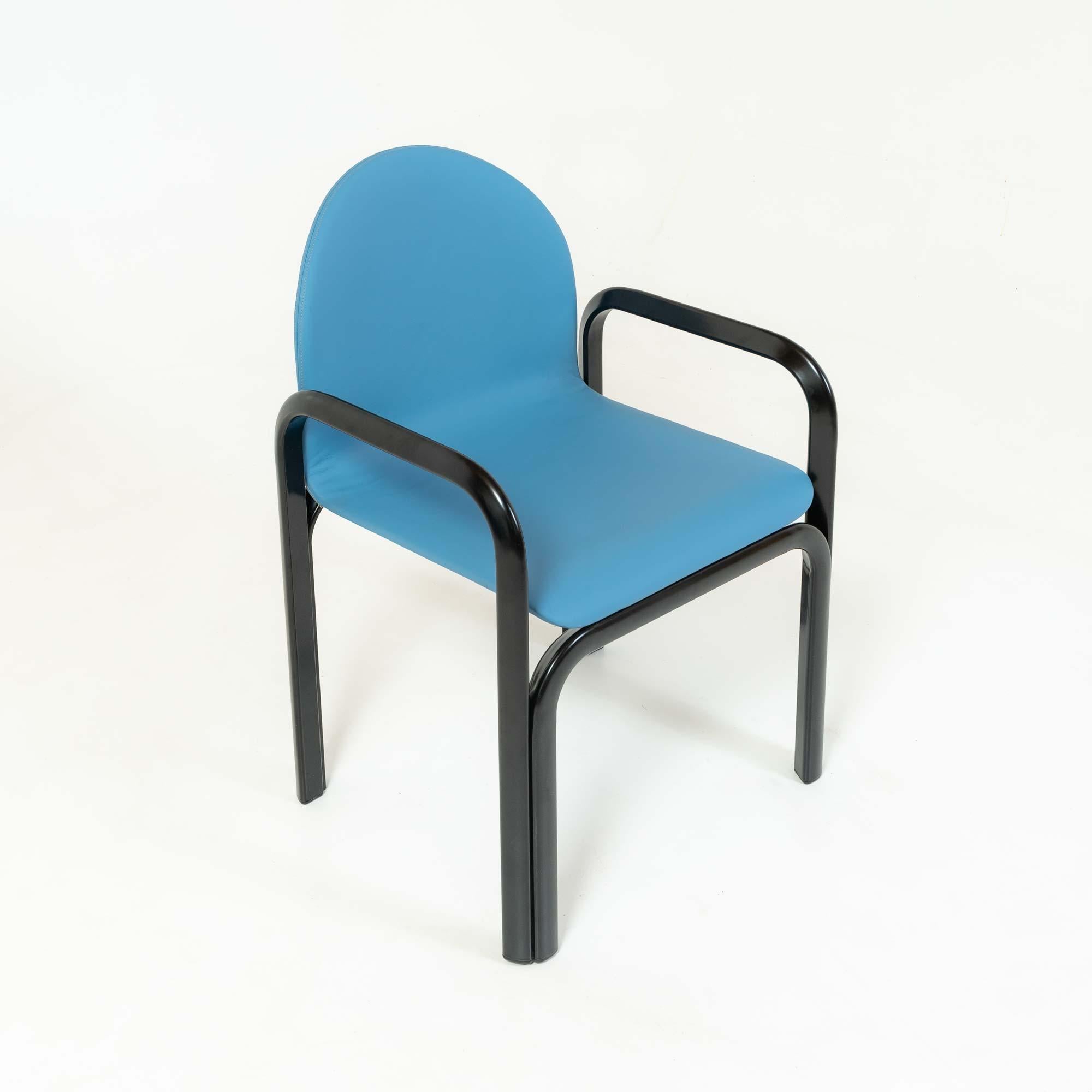Lot de 6 chaises à accoudoirs Gae Aulenti modèle 54A en cuir bleu et structure noire en vente 1
