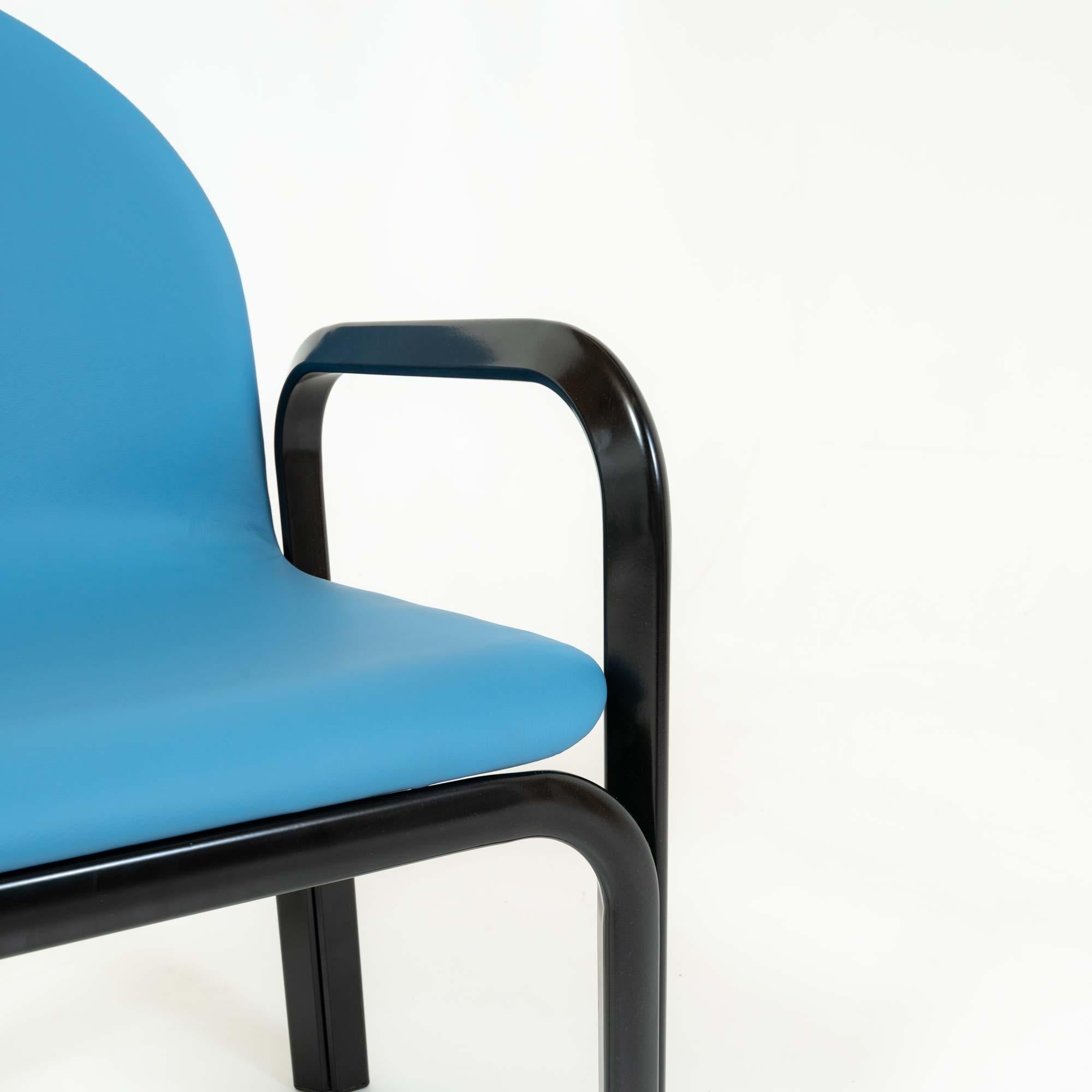 Lot de 6 chaises à accoudoirs Gae Aulenti modèle 54A en cuir bleu et structure noire en vente 2