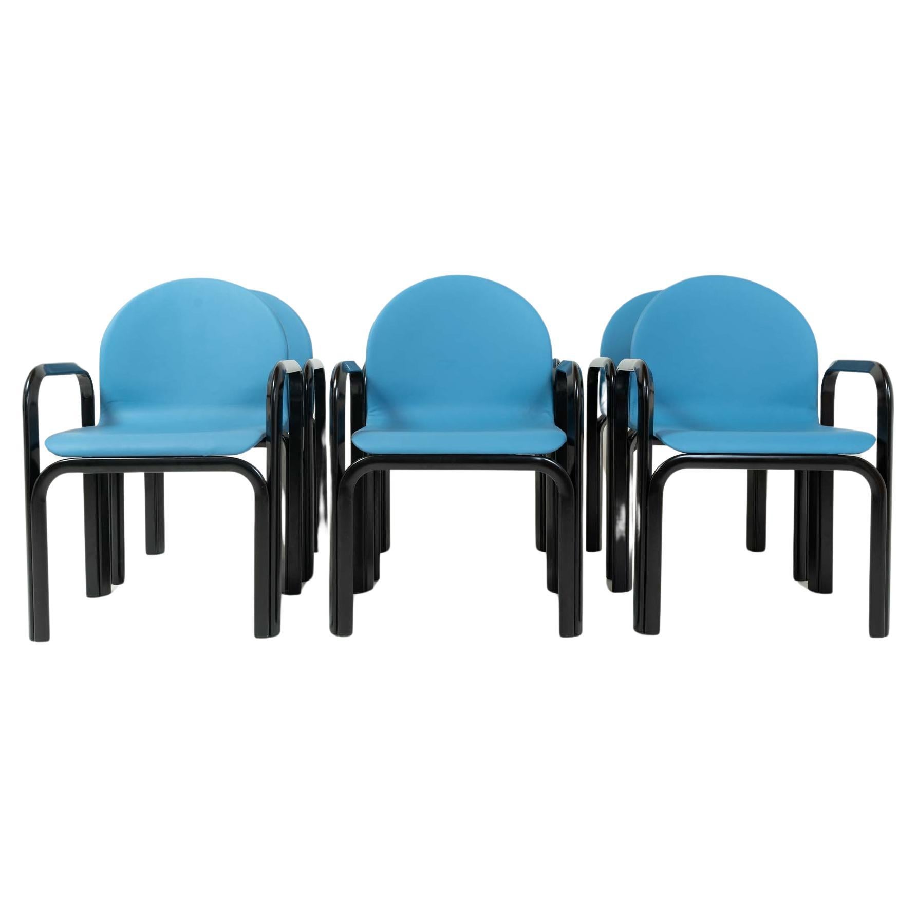 Lot de 6 chaises à accoudoirs Gae Aulenti modèle 54A en cuir bleu et structure noire en vente