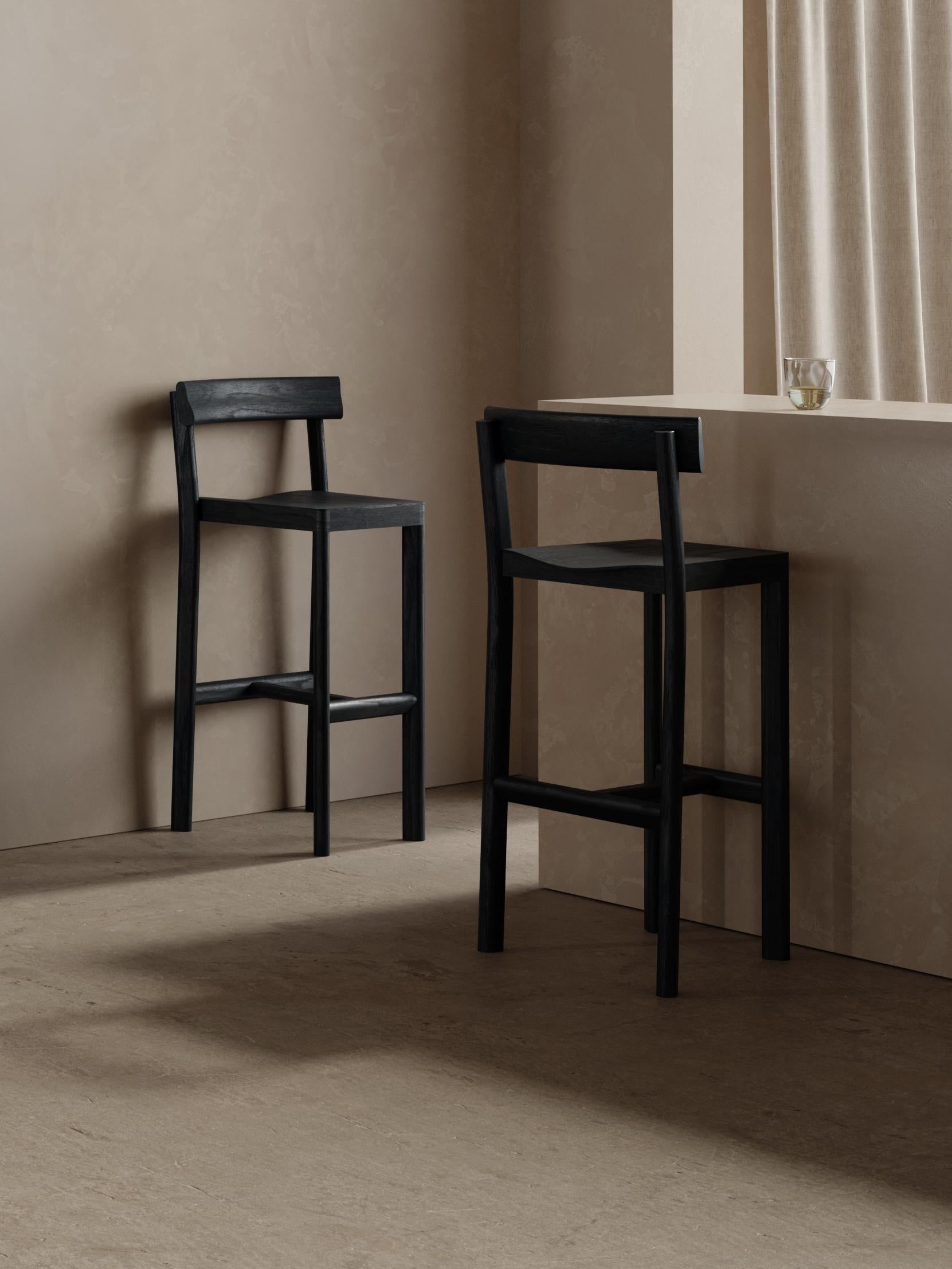 Français Ensemble de 6 chaises de comptoir Galta 65 en chêne noir par Kann Design en vente