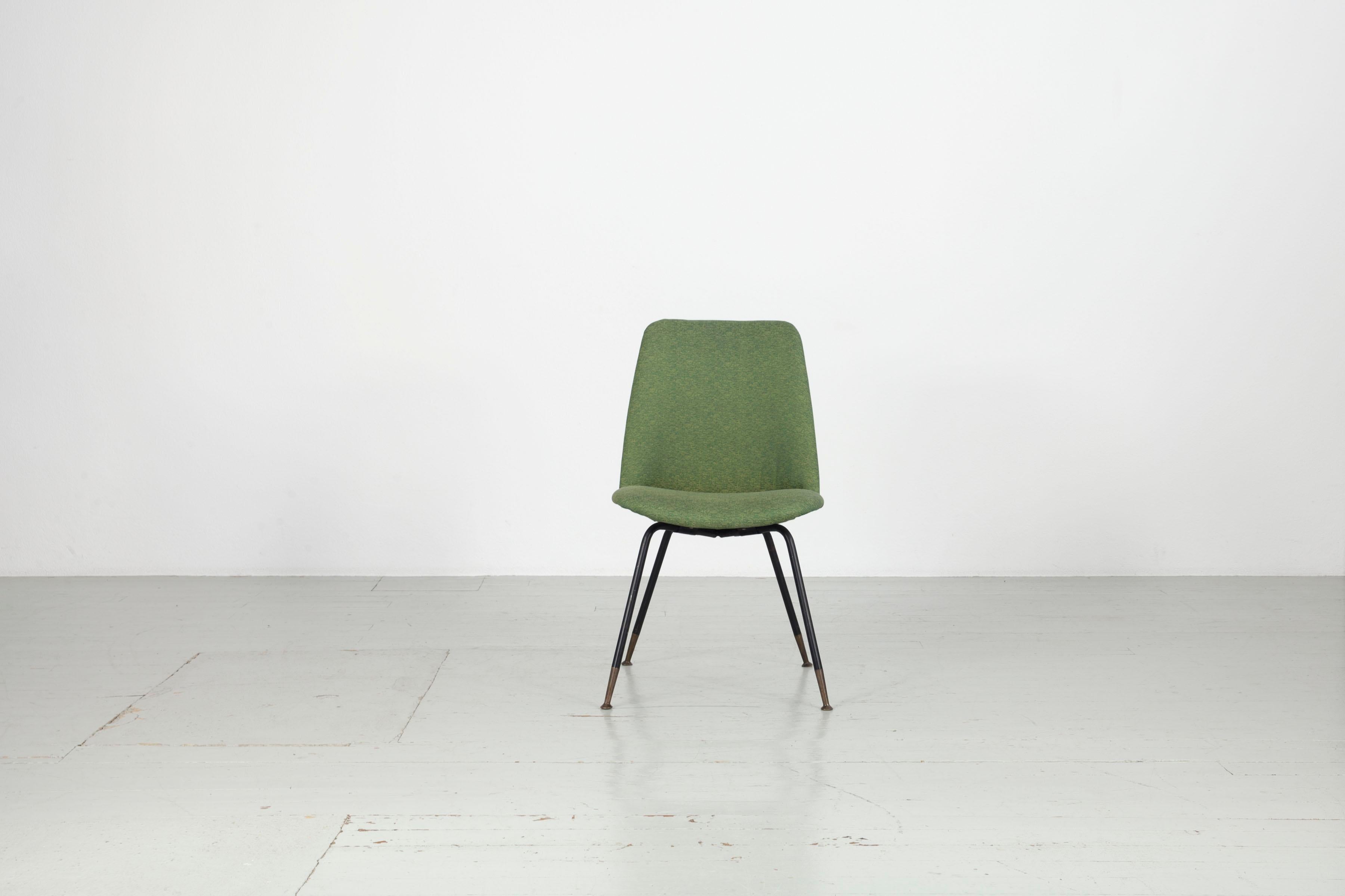 Satz von sechs Gastone Rinaldi-Stühlen, Modell DU 22
Struktur aus Sperrholz mit überzogenem Schaumstoff und schwarz lackierten Metallbeinen mit Messing
2 Stühle im Originalzustand mit blauem Kunstlederbezug und 4 Stühle mit grünem Stoffbezug, prod.