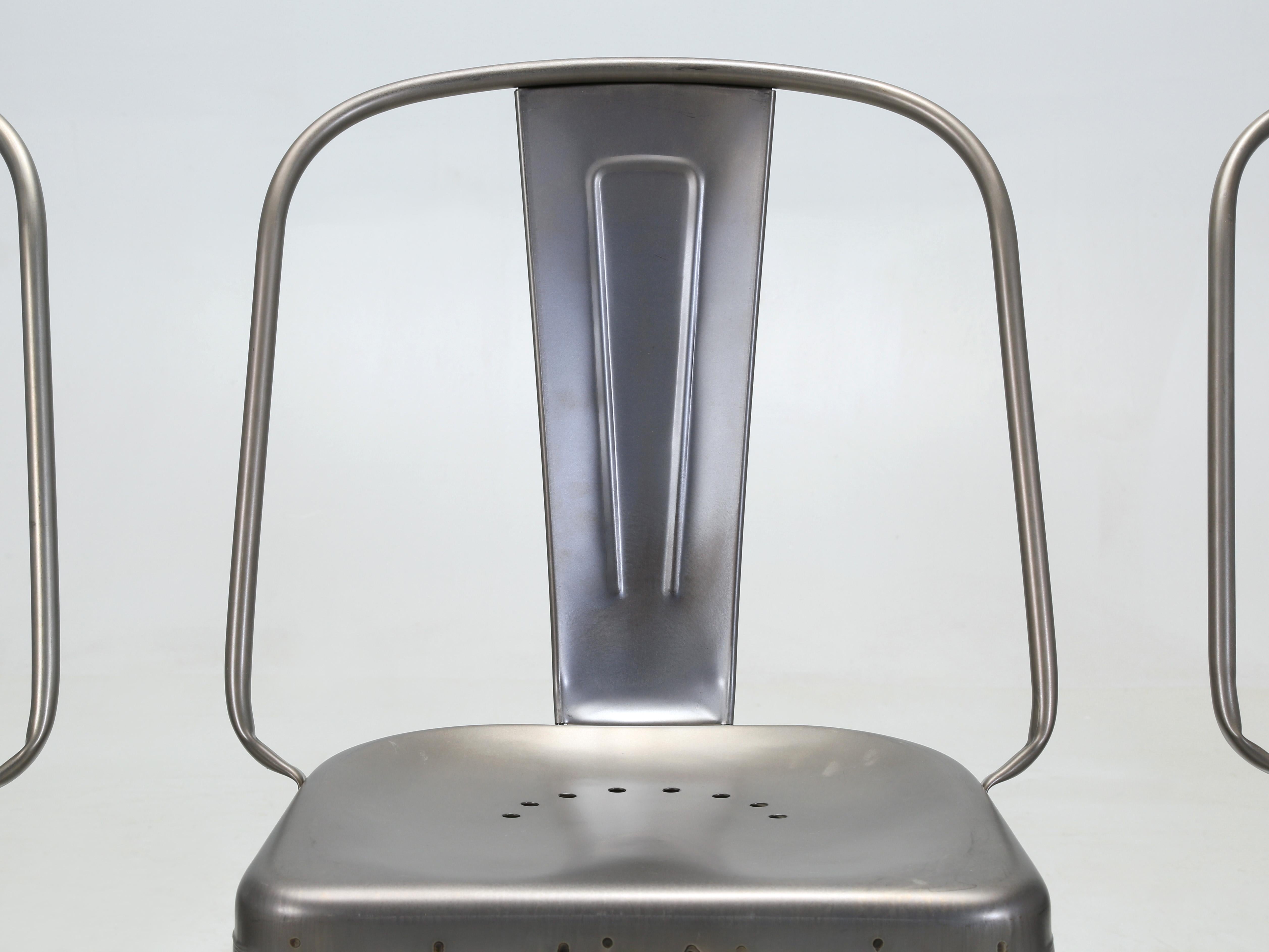 Set (6) Genuine French Tolix AC Wide Style Chairs in Dark Grey Eggshell Finish In Good Condition In Chicago, IL