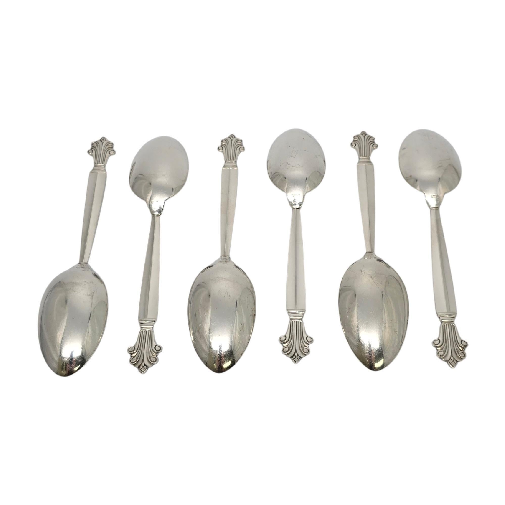 Ensemble de 6 cuillères à dessert/à soupe ovales en argent sterling de Georg Jensen Danemark dans le motif Acanthus.

Le motif Acanthus a été conçu par Johan Rohde et introduit en 1917. Chaque poignée est ornée d'un motif romantique en forme de