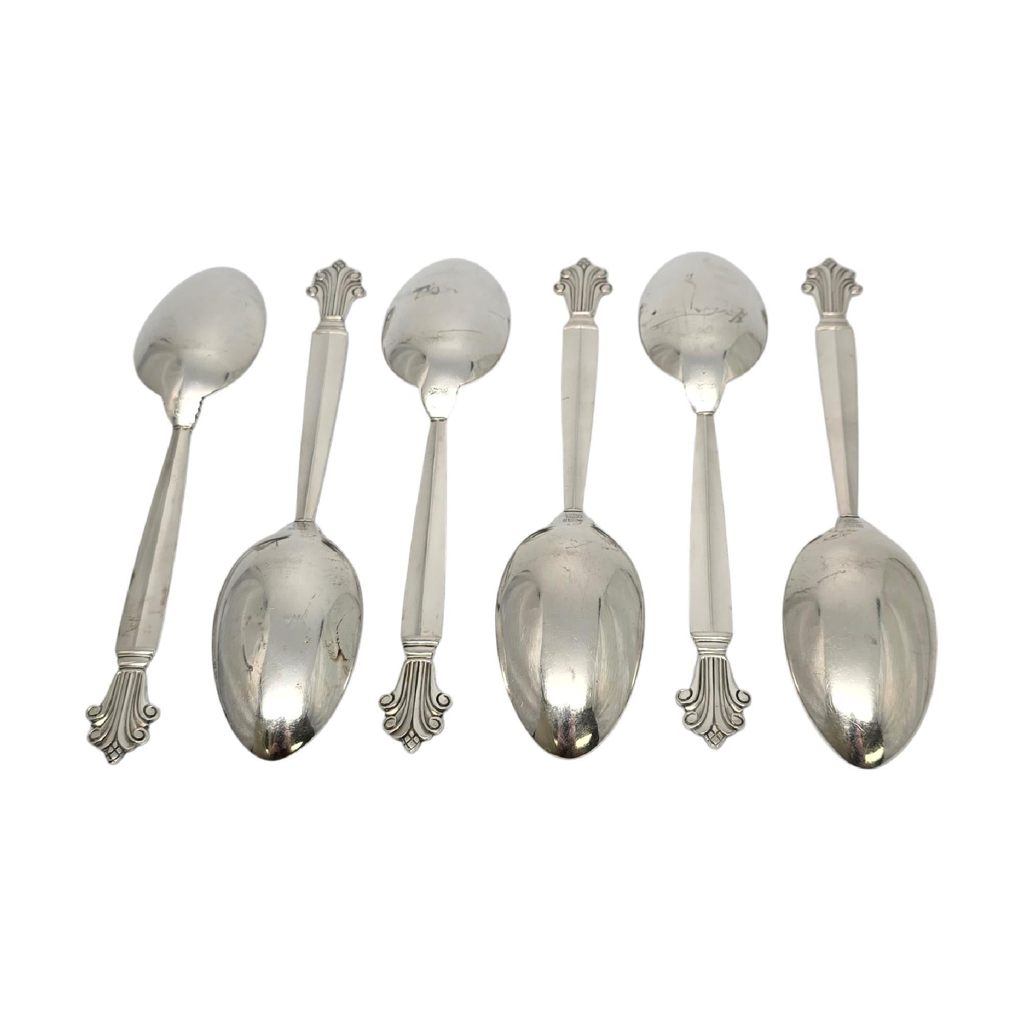 Set di 6 cucchiai da dessert/zoccoli ovali in argento sterling di Georg Jensen Denmark con motivo Acanthus.

Il motivo Acanthus è stato disegnato da Johan Rohde e introdotto nel 1917. Un romantico disegno a spirale sovrasta ogni manico.

Misura