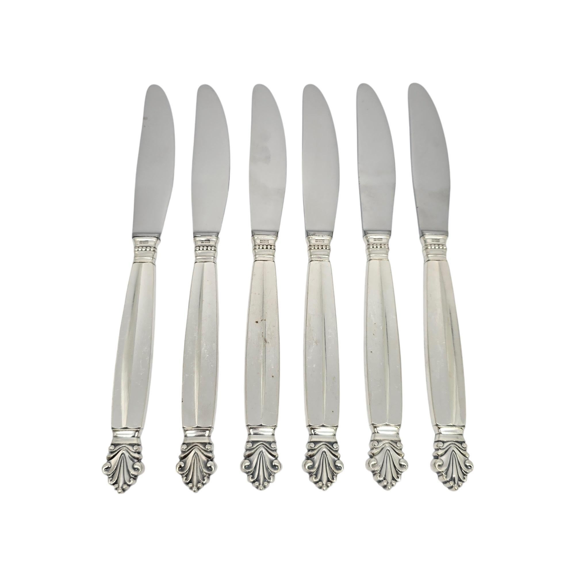 Set di 6 coltelli a manico lungo in argento sterling di Georg Jensen Denmark con motivo Acanthus.

Il motivo Acanthus è stato disegnato da Johan Rohde e introdotto nel 1917. Un romantico disegno a spirale sovrasta ogni manico. Questi coltelli hanno
