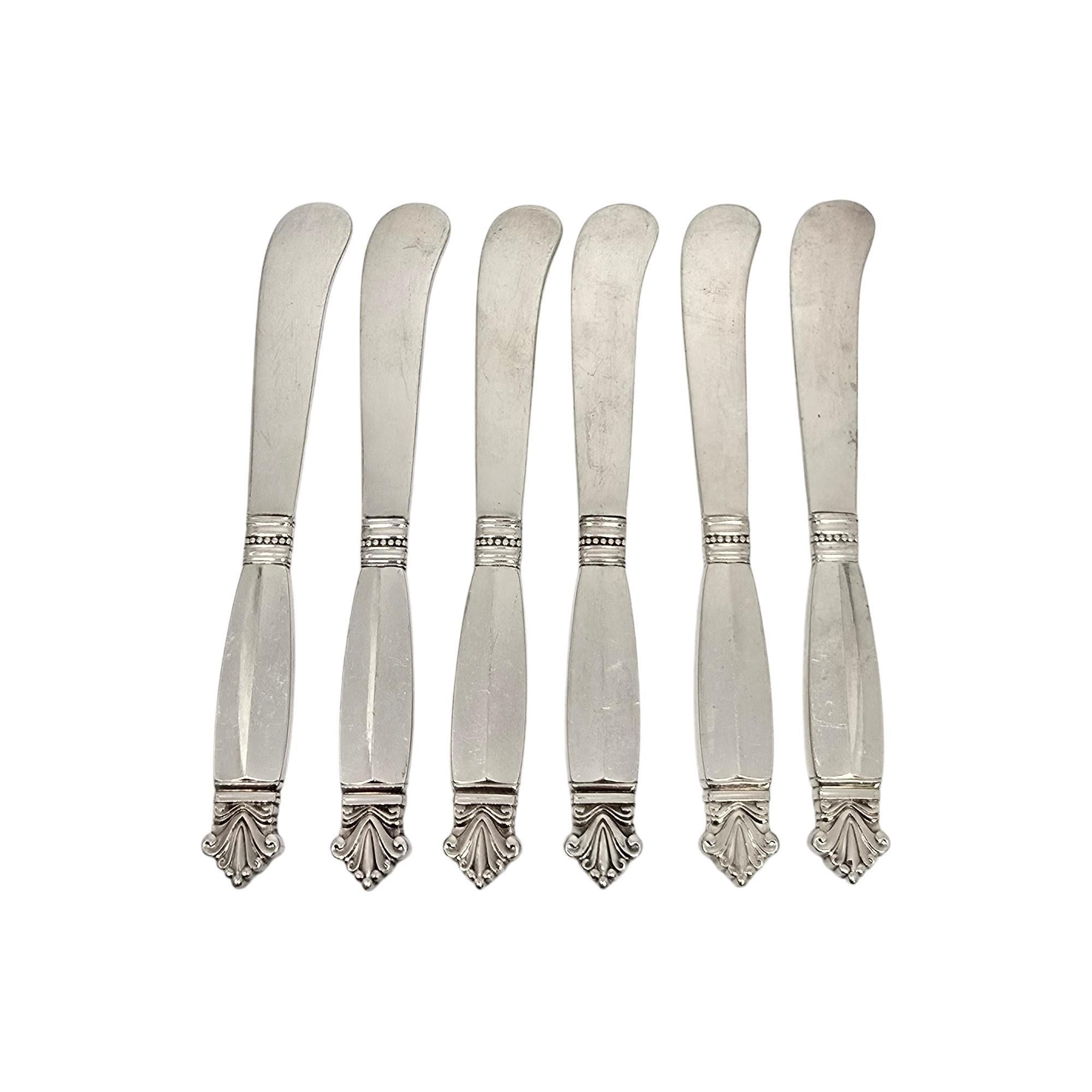 Set di 6 spalmaburro in argento sterling di Georg Jensen Denmark con motivo Acanthus.

Il motivo Acanthus è stato disegnato da Johan Rohde e introdotto nel 1917. Un romantico disegno a spirale sovrasta ogni manico.

Misura circa 6