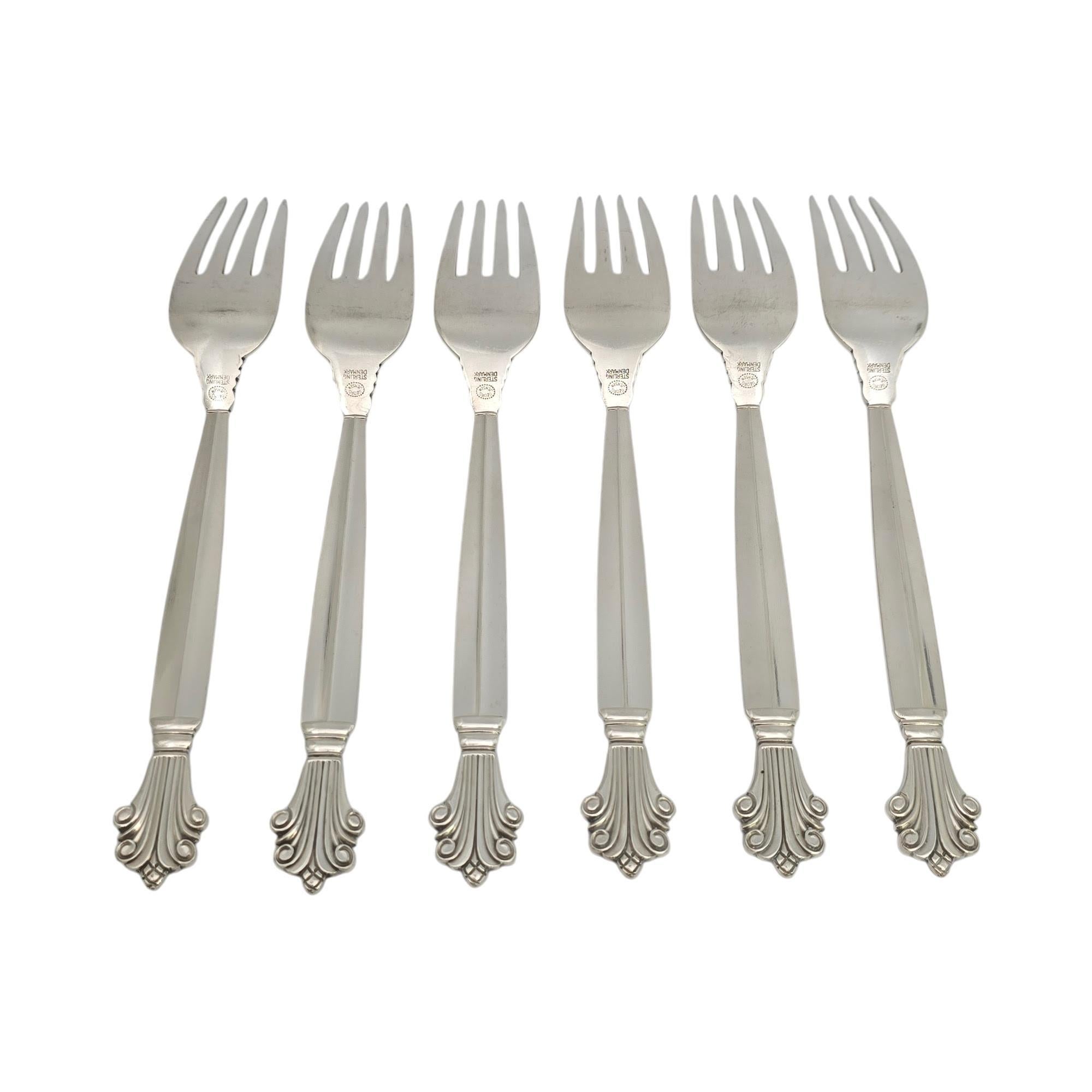 Set di 6 forchette in argento sterling di Georg Jensen Denmark con motivo Acanthus.

Il motivo Acanthus è stato disegnato da Johan Rohde e introdotto nel 1917. Un romantico disegno a spirale sovrasta ogni manico.

Misura circa 7,1/8