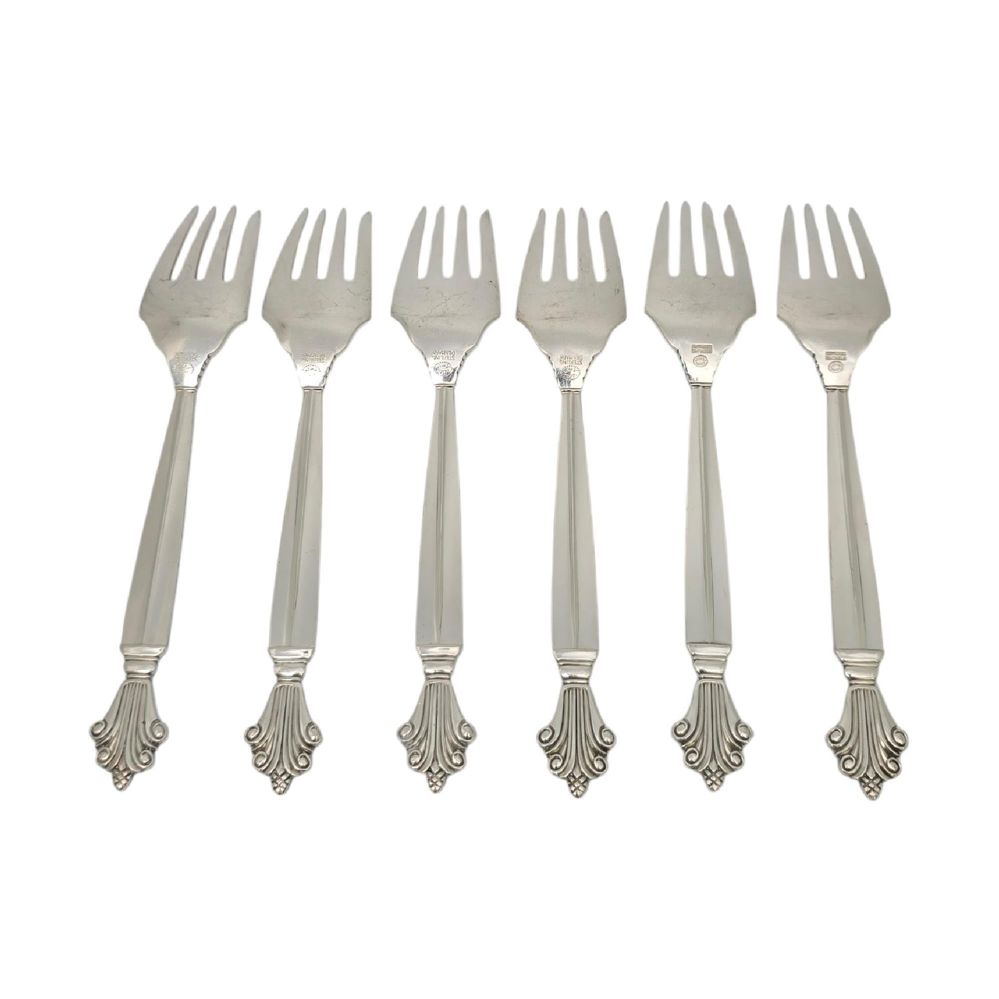 Set di 6 forchette da insalata in argento sterling di Georg Jensen Denmark con motivo Acanthus.

Il motivo Acanthus è stato disegnato da Johan Rohde e introdotto nel 1917. Un romantico disegno a spirale sovrasta ogni manico.

Misura circa 5 3/4