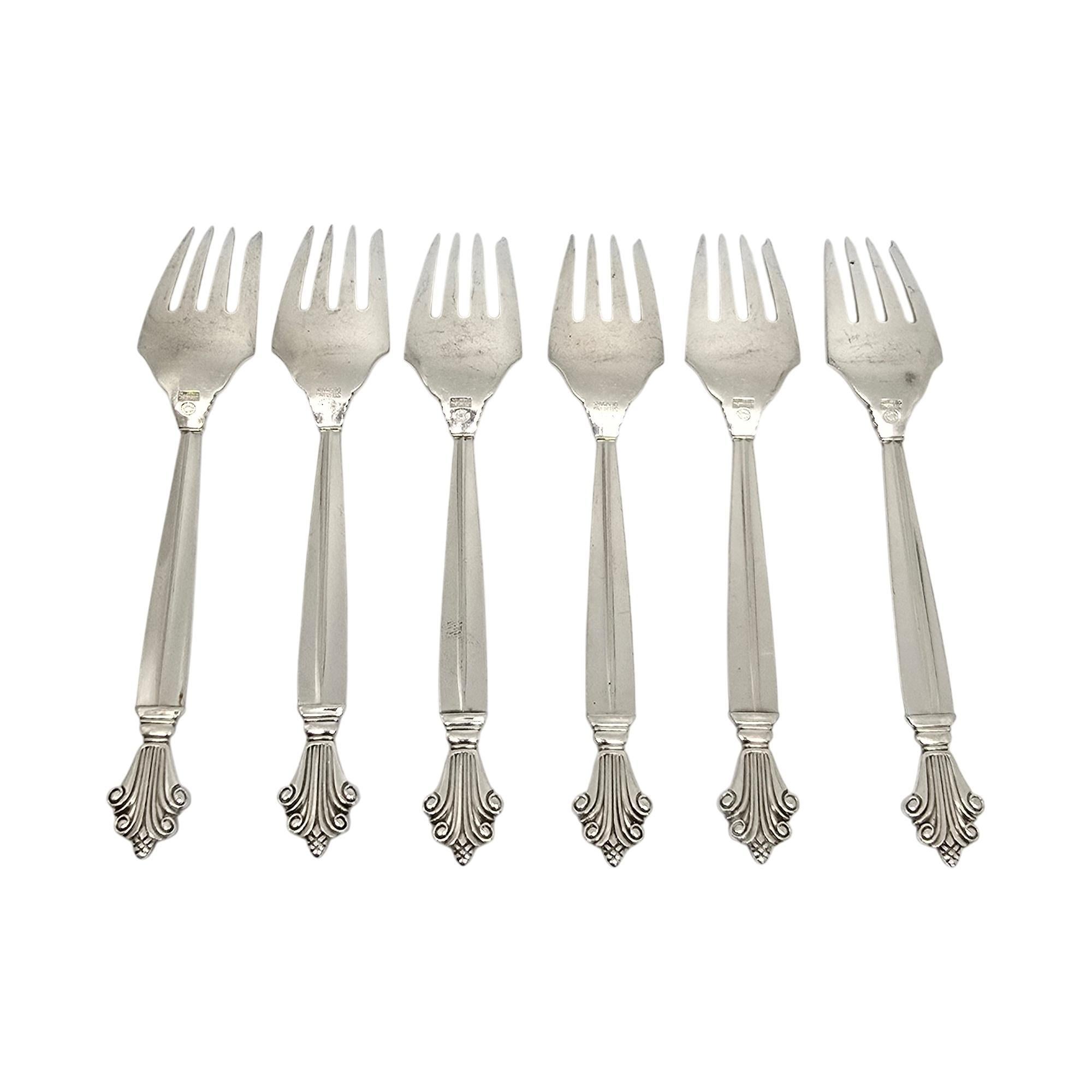 Set di 6 forchette da insalata in argento sterling di Georg Jensen Denmark con motivo Acanthus.

Il motivo Acanthus è stato disegnato da Johan Rohde e introdotto nel 1917. Un romantico disegno a spirale sovrasta ogni manico.

Misura circa 5 3/4