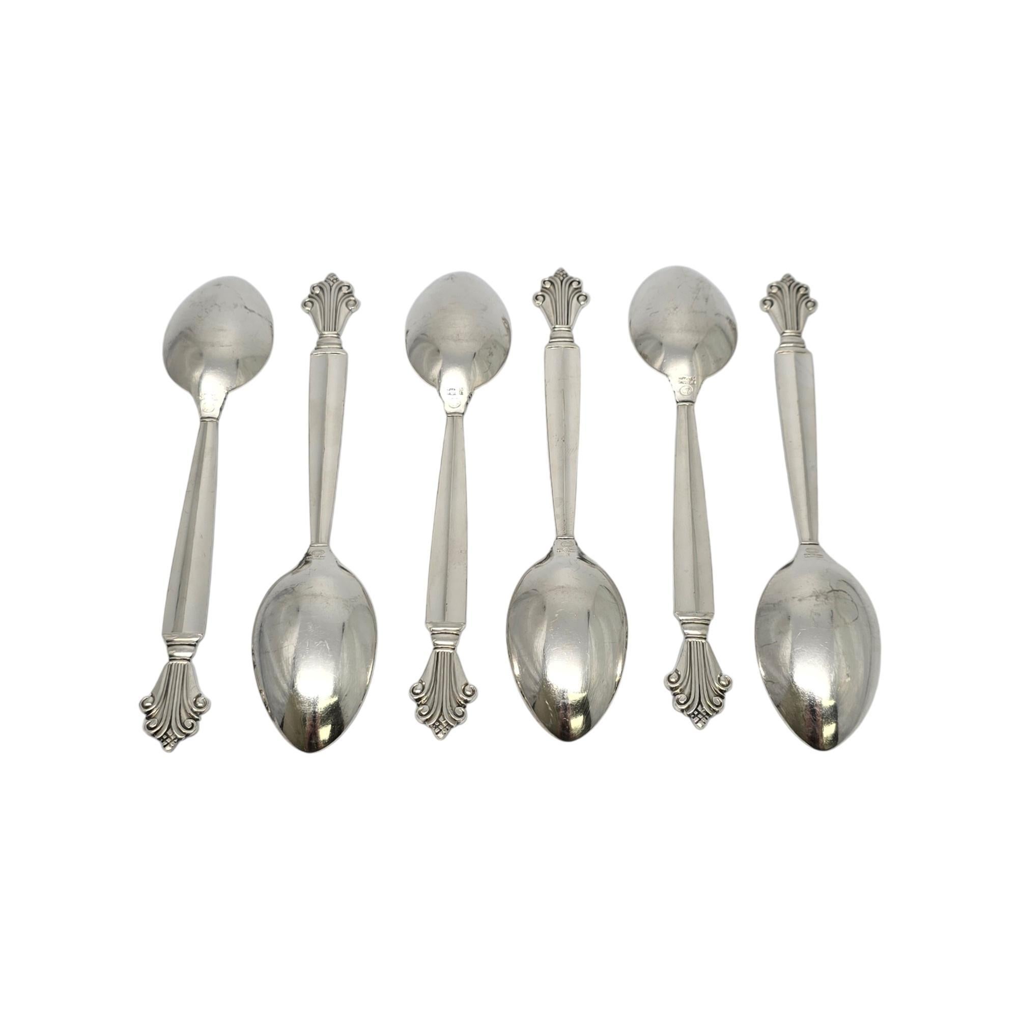 Set di 6 cucchiaini in argento sterling di Georg Jensen Denmark con motivo Acanthus.

Il motivo Acanthus è stato disegnato da Johan Rohde e introdotto nel 1917. Un romantico disegno a spirale sovrasta ogni manico.

Misura circa 5 3/4