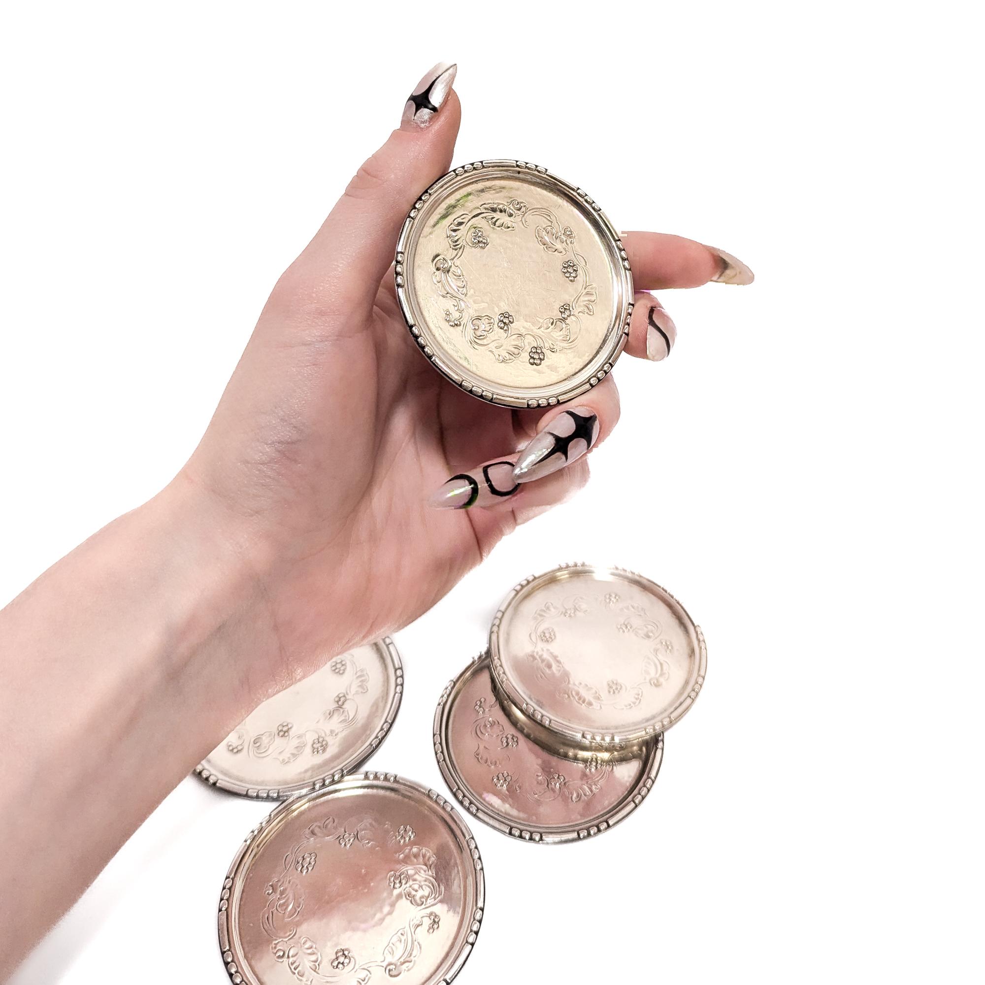 Un raffinato set di 6 panetti di burro in argento danese moderno.

Di Georg Jensen.

In argento sterling. 

Modello n. 51.

Marcato alla base di ciascuno di essi.

Un design Jensen semplicemente meraviglioso!

Data: 
Inizio del XX secolo

Condizioni