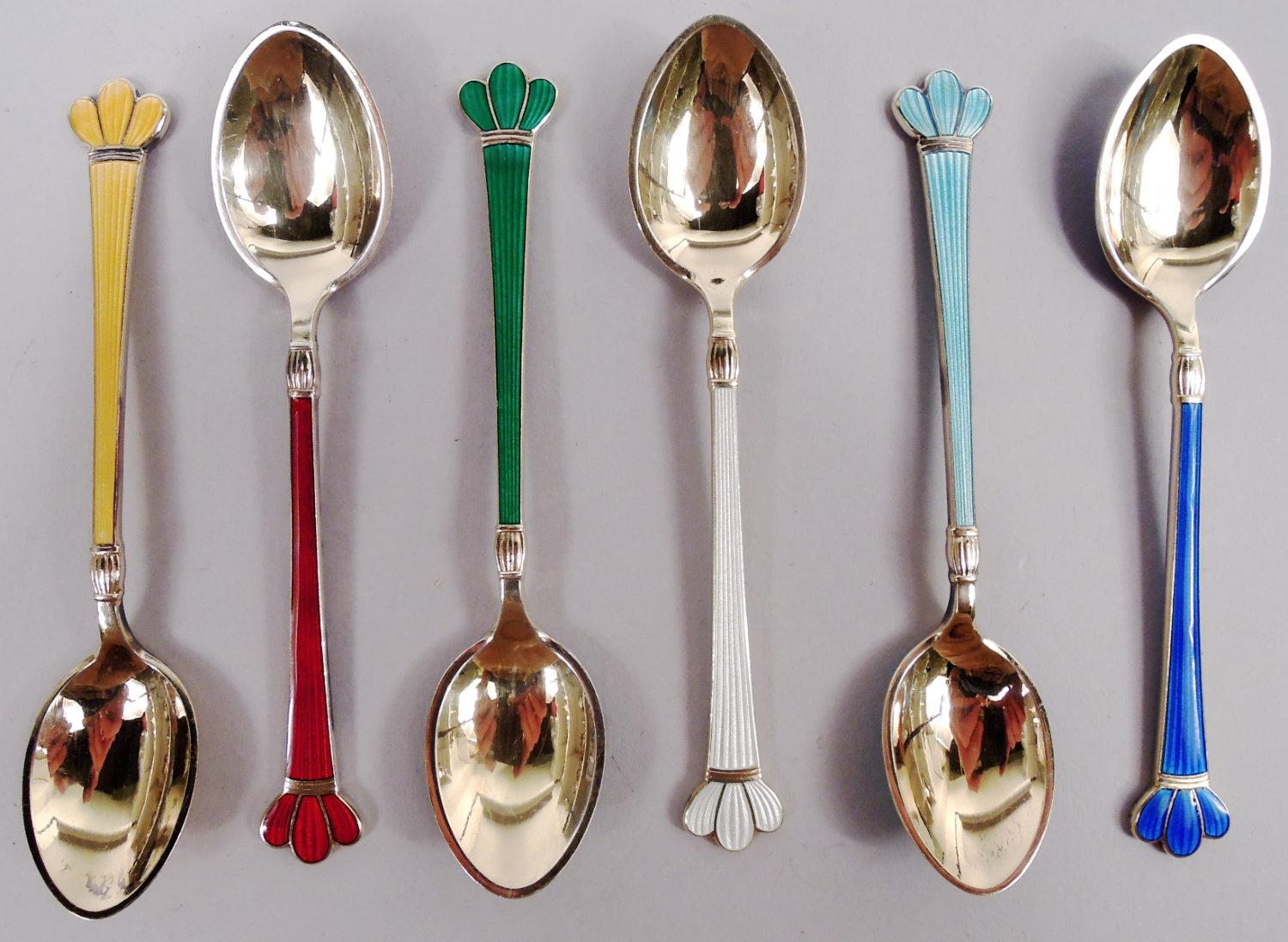 Ensemble de 6 cuillères à démitasser modernes danoises en argent doré et émail. Fabriqué par Egon Lauridsen à Copenhague, vers 1960. Chaque : Tige effilée avec terminaison en trèfle. Émail cannelé double face sur la tige et le bol au verso. Chaque