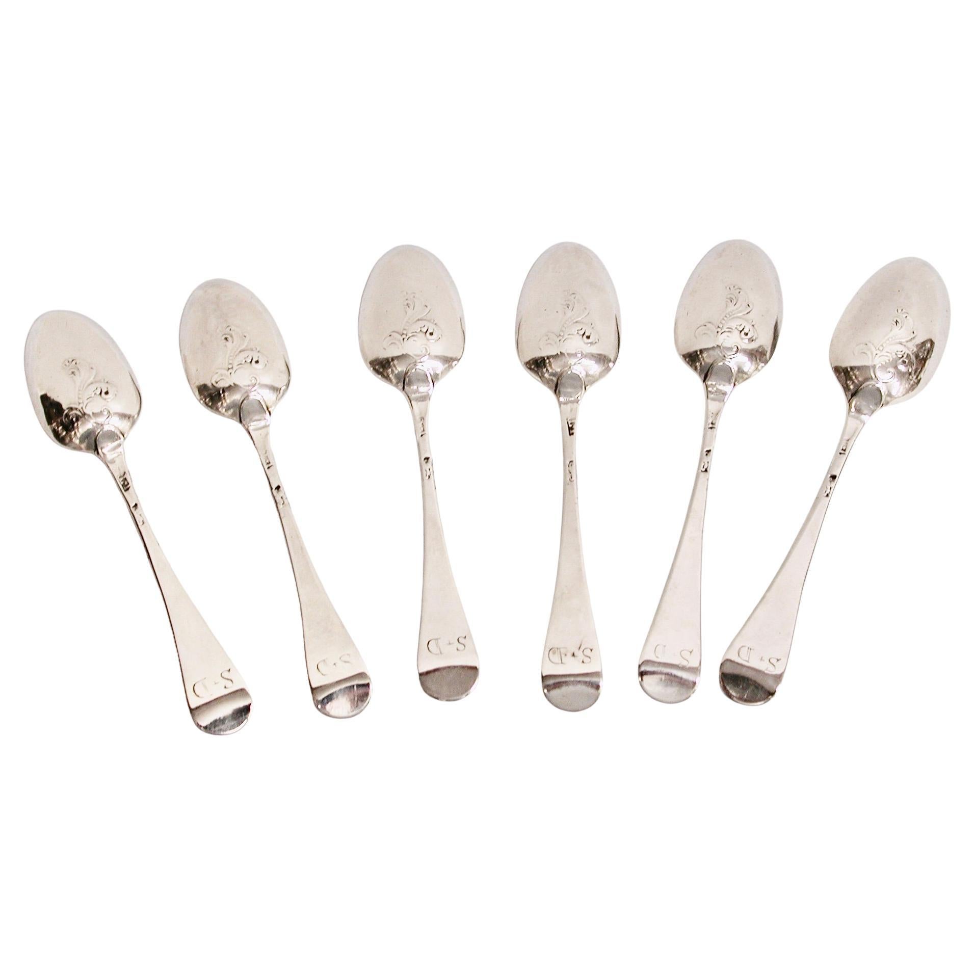 Set di 6 cucchiaini d'argento George 111 Scroll Back datati circa 1760 George James Tookey 
È bello vedere le pergamene in condizioni così buone, senza molta usura.
Saggiato a Londra con le iniziali originali del proprietario