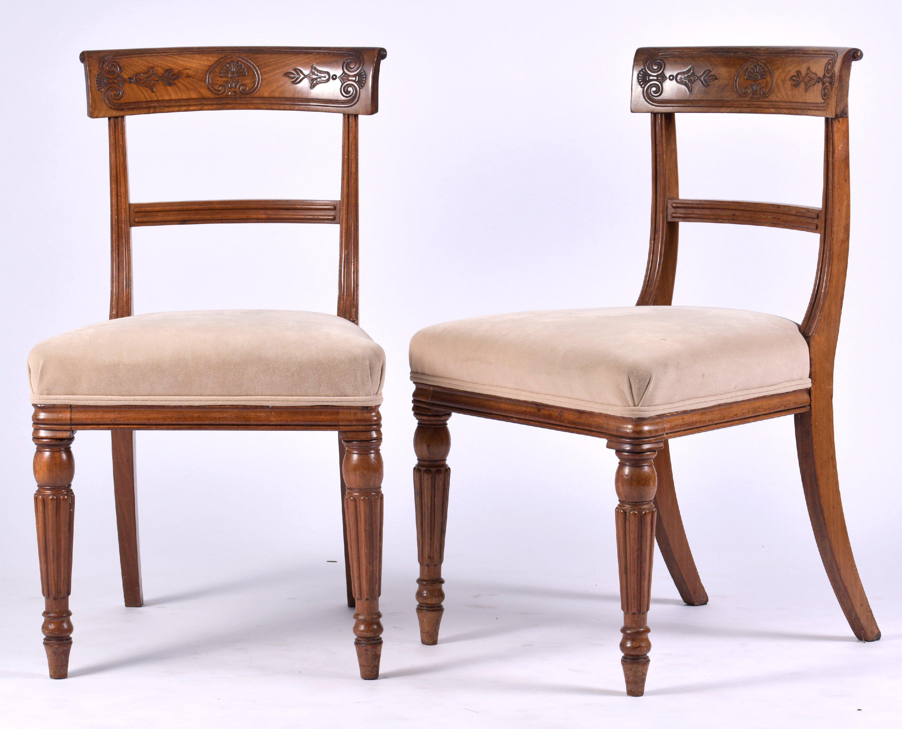 This lovely set of 6 George IV mahogany side chairs feature reeded front and swept back legs with cream faux suede upholstered seats. The chairs have carved detailing on the curved back splat and are in the manner of Gillows. Each chair measures 19