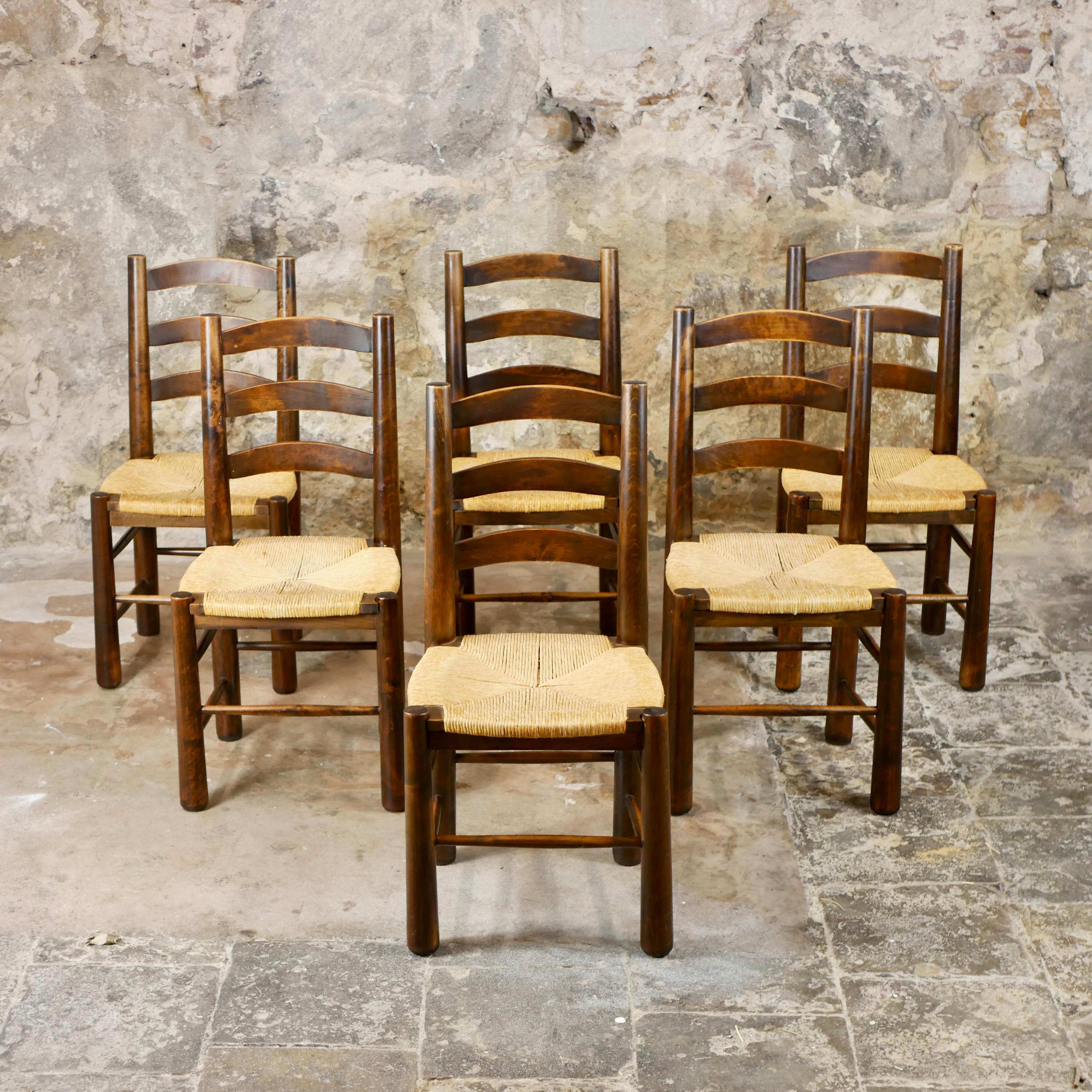 Set of 6 brutalist chairs made in the 1950s in France by Georges Robert.
With its rustic and simple design, they have been made for countryside houses, yet its gorgeous wood grain and conical feet make them very elegant and also perfect for a more