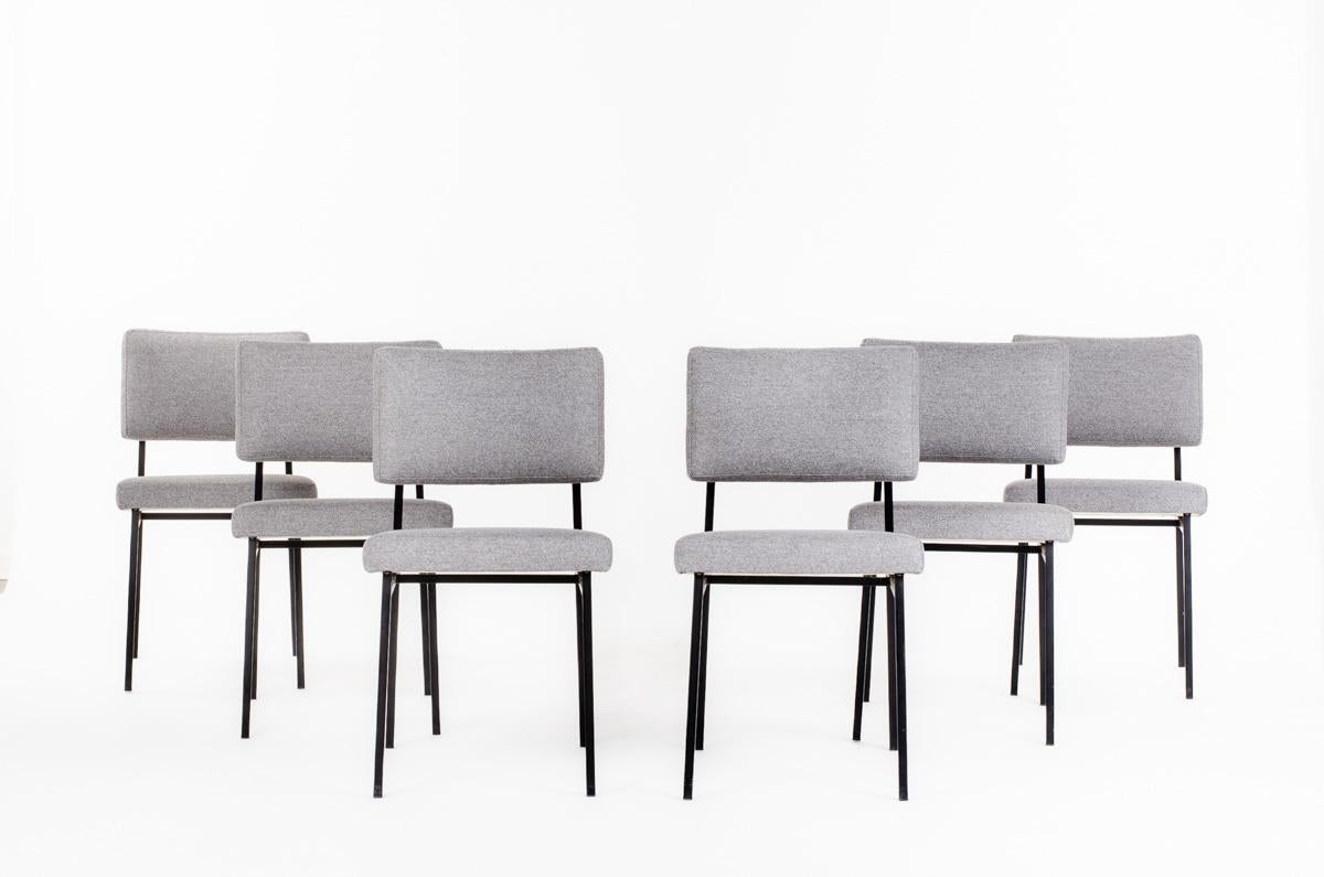 Ensemble de 6 chaises conçues par Gerard Guermonprez pour Magnani dans les années 50
Structure laquée noire, assise et dossier en bois recouvert de mousse et de tissu gris (neuf).