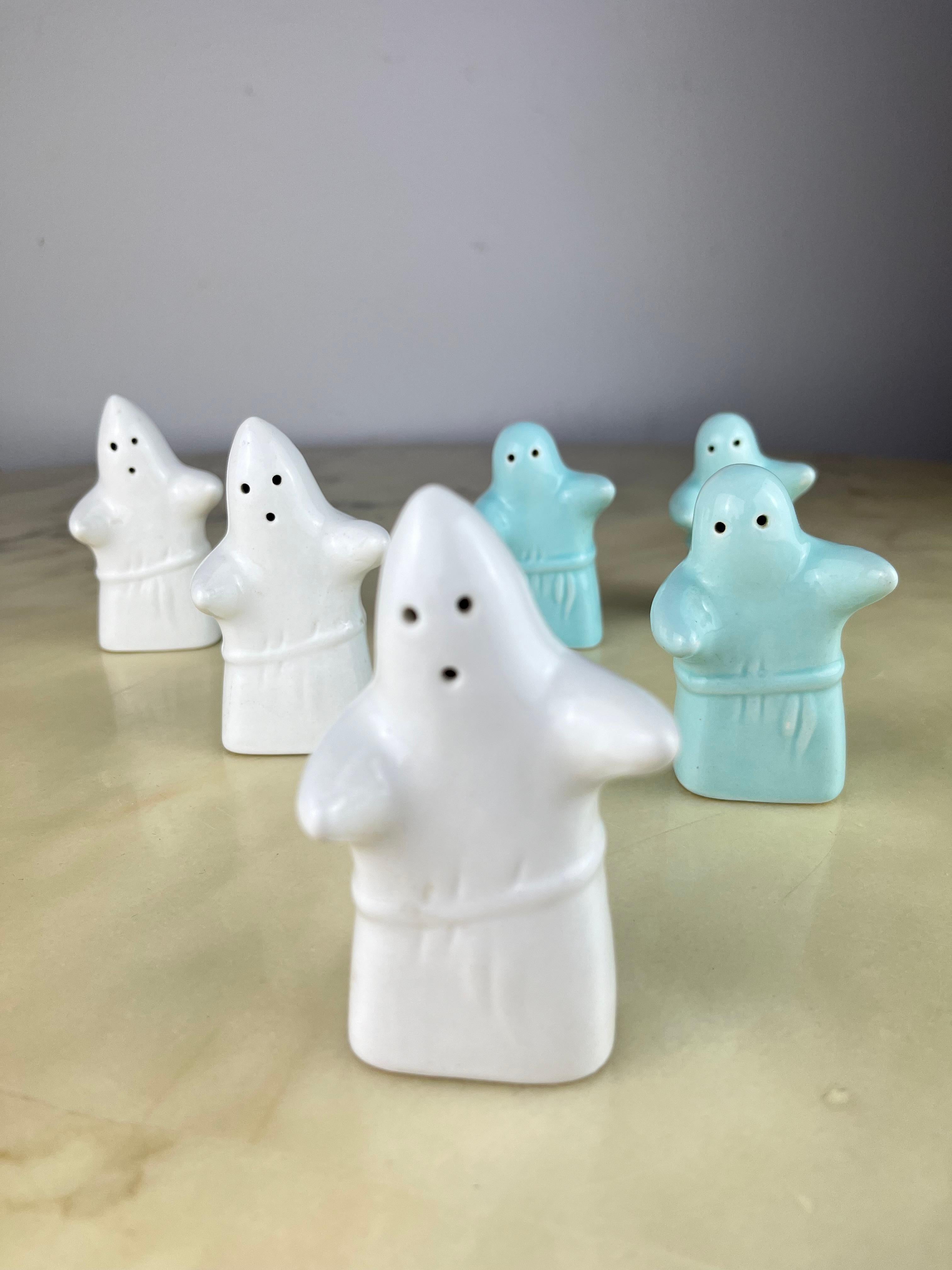 Ensemble de 6 distributeurs de sel et de poivre fantômes, Italie, années 1980 
Porcelaine. En excellent état, il fera sourire vos invités.