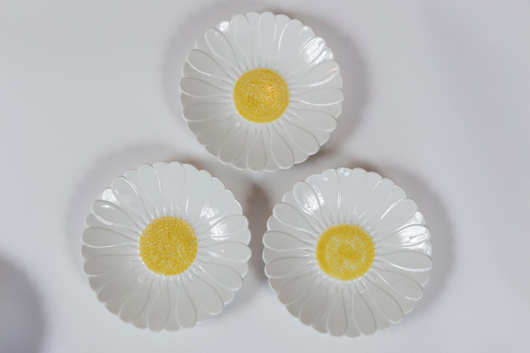 Set of 6 Gien 'Daisy' Plates, France, circa 1950 In Good Condition In Chappaqua, NY