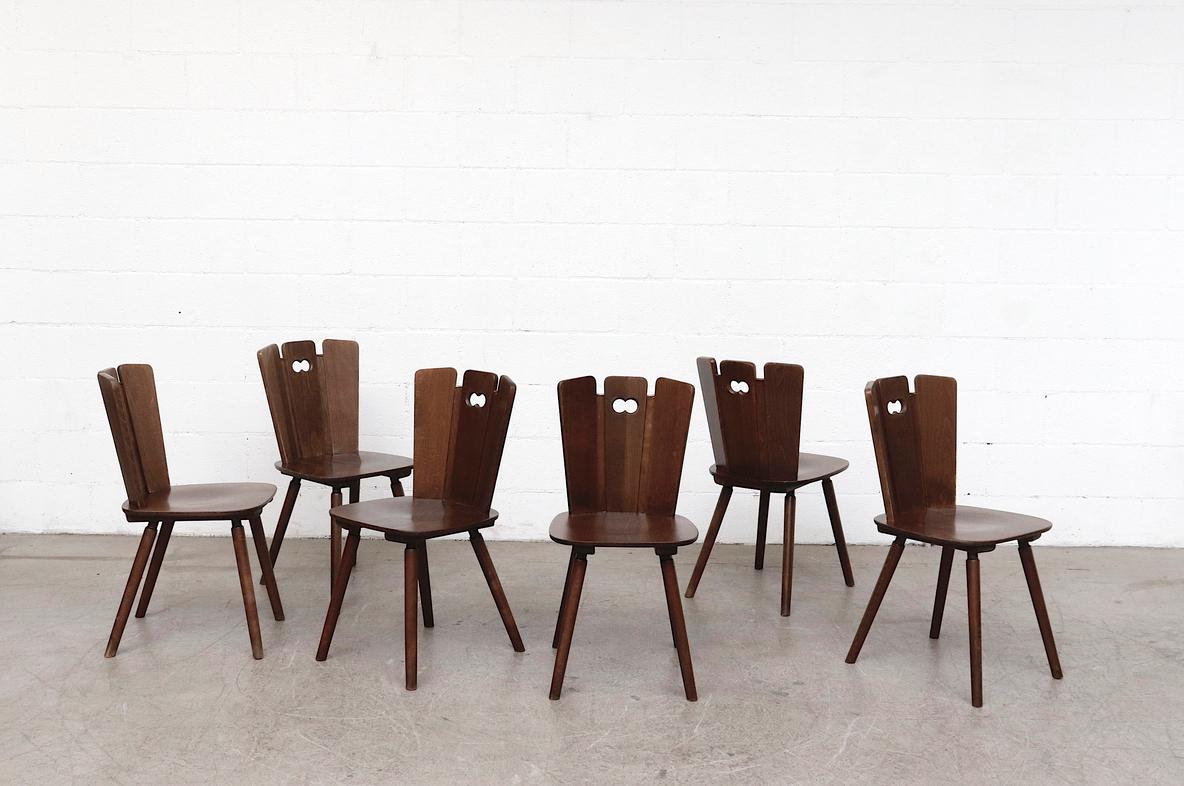 6er Set brutalistischer Esszimmerstühle im Gilbert Marklund-Stil im Originalzustand mit fächerförmiger Rückenlehne und Kupferdetails. Diese Stühle sind traditionell in Cafés in ganz Europa zu finden. Leicht nachbearbeitet. Der Farbton kann sich von