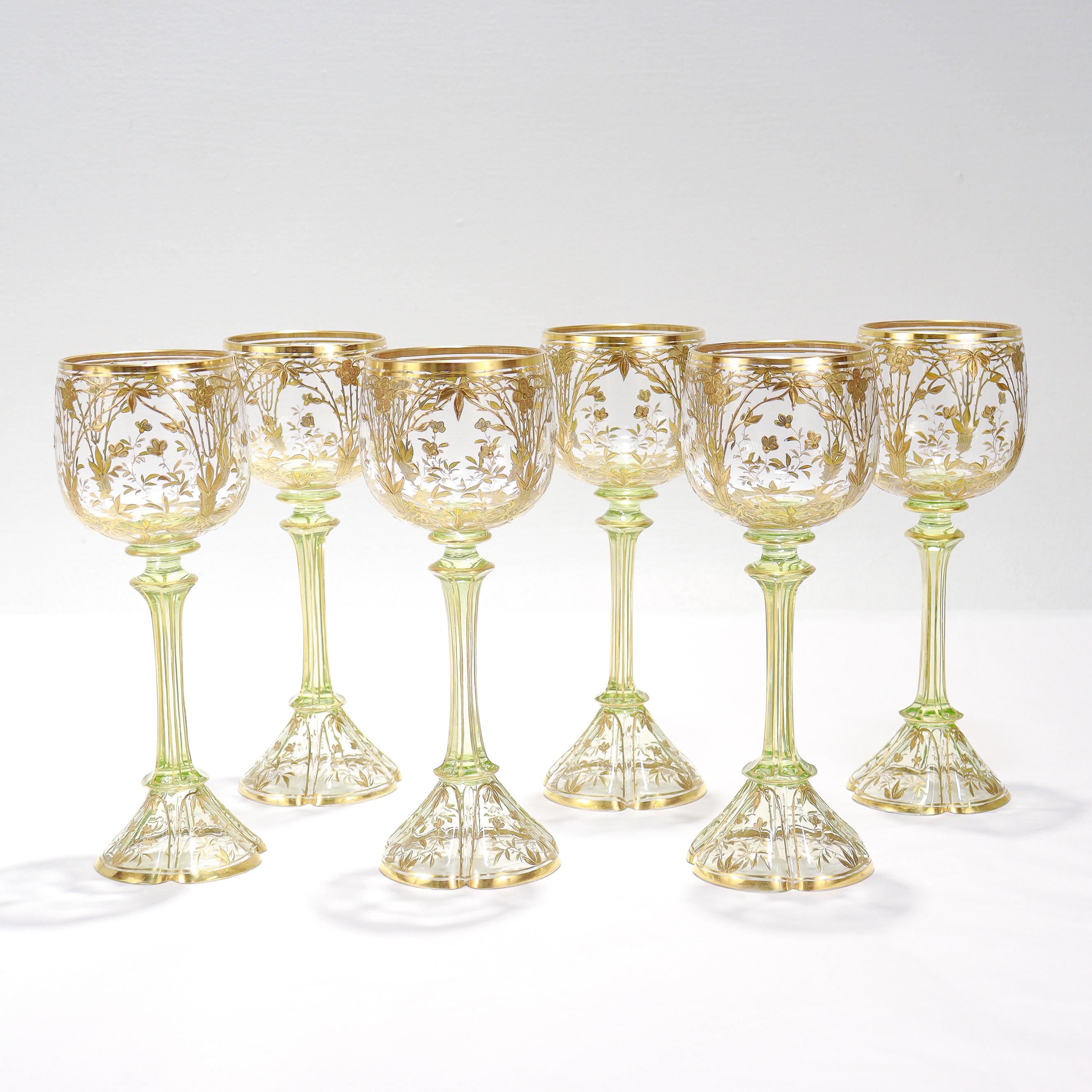 Un bel ensemble de 6 tiges de vin blanc anciennes de style Art Nouveau.

Dans le style Moser.

Probablement allemand ou bohémien.

Chacun d'entre eux est doté d'un bol rond et transparent, d'une tige verte coupée et d'un pied trompette transparent