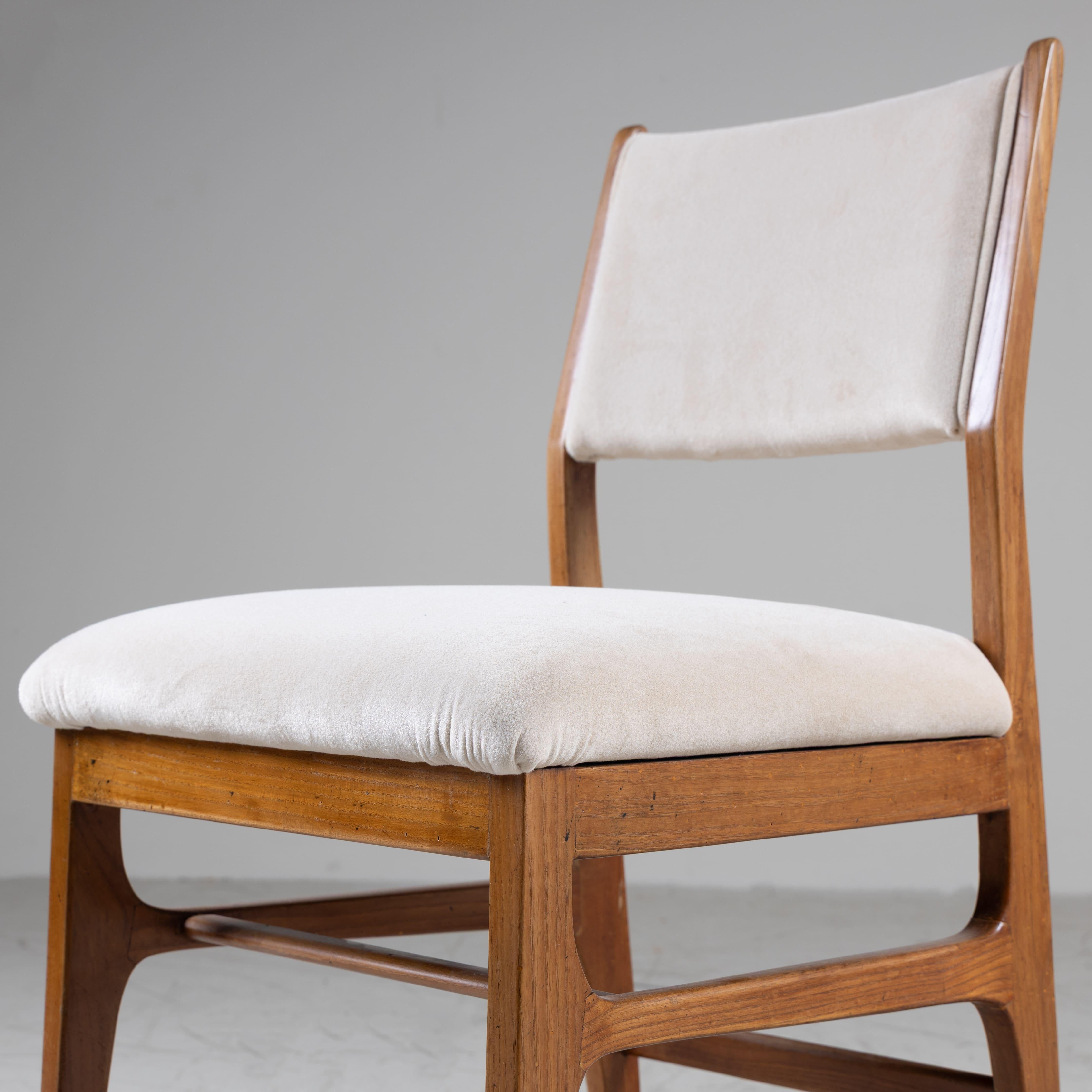 Satz von 6 Stühlen, entworfen von Gio Ponti für ISA Bergamo, um 1950. Die Stühle haben eine elegante und leichte Struktur, die typisch für Pontis Designsprache ist, und sind mit weißem Samt gepolstert, was ihre formale Raffinesse unterstreicht. Ein