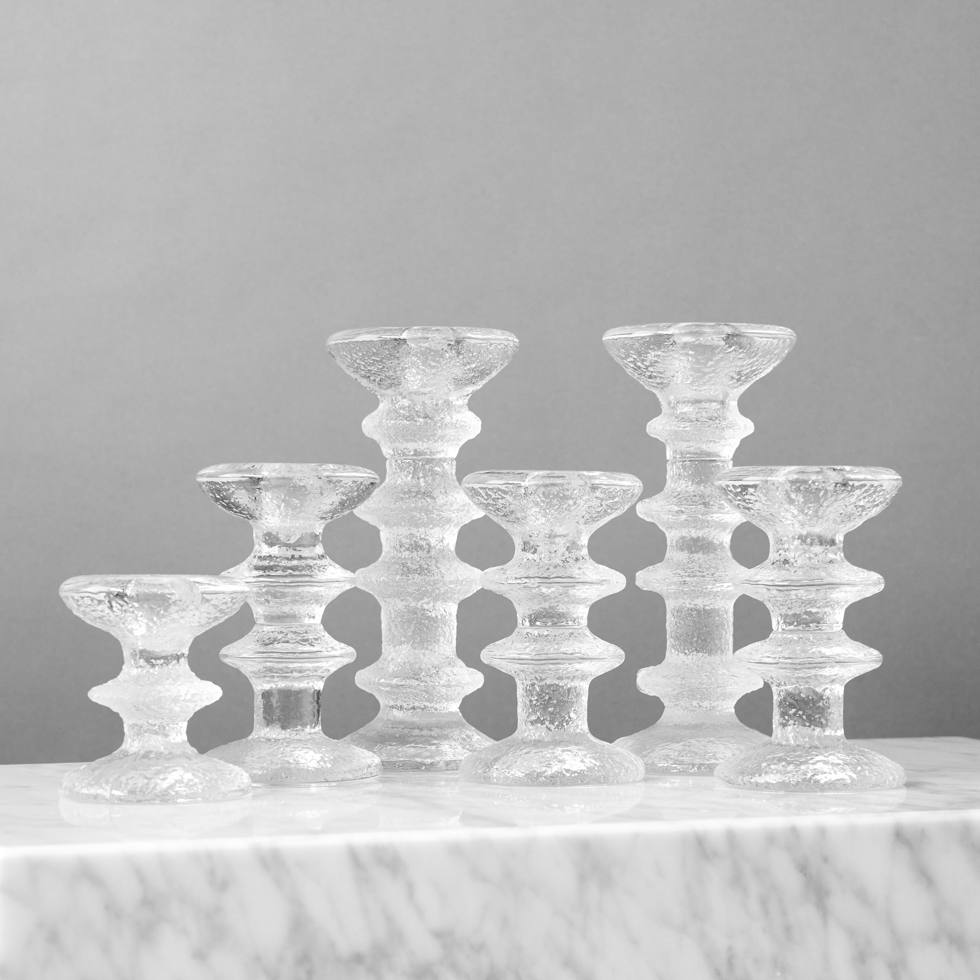 Ein Satz von 6 Glas-Kerzenhaltern 'Festivo'. 

Entworfen von Timo Sarpaneva 1967 und hergestellt von Iittala in Finnland, 1970er Jahre.

Toller Zustand.
Darunter signiert 'TS'.
Höhe: 8,3 - 18,5 cm

Der 1967 von dem renommierten finnischen Designer
