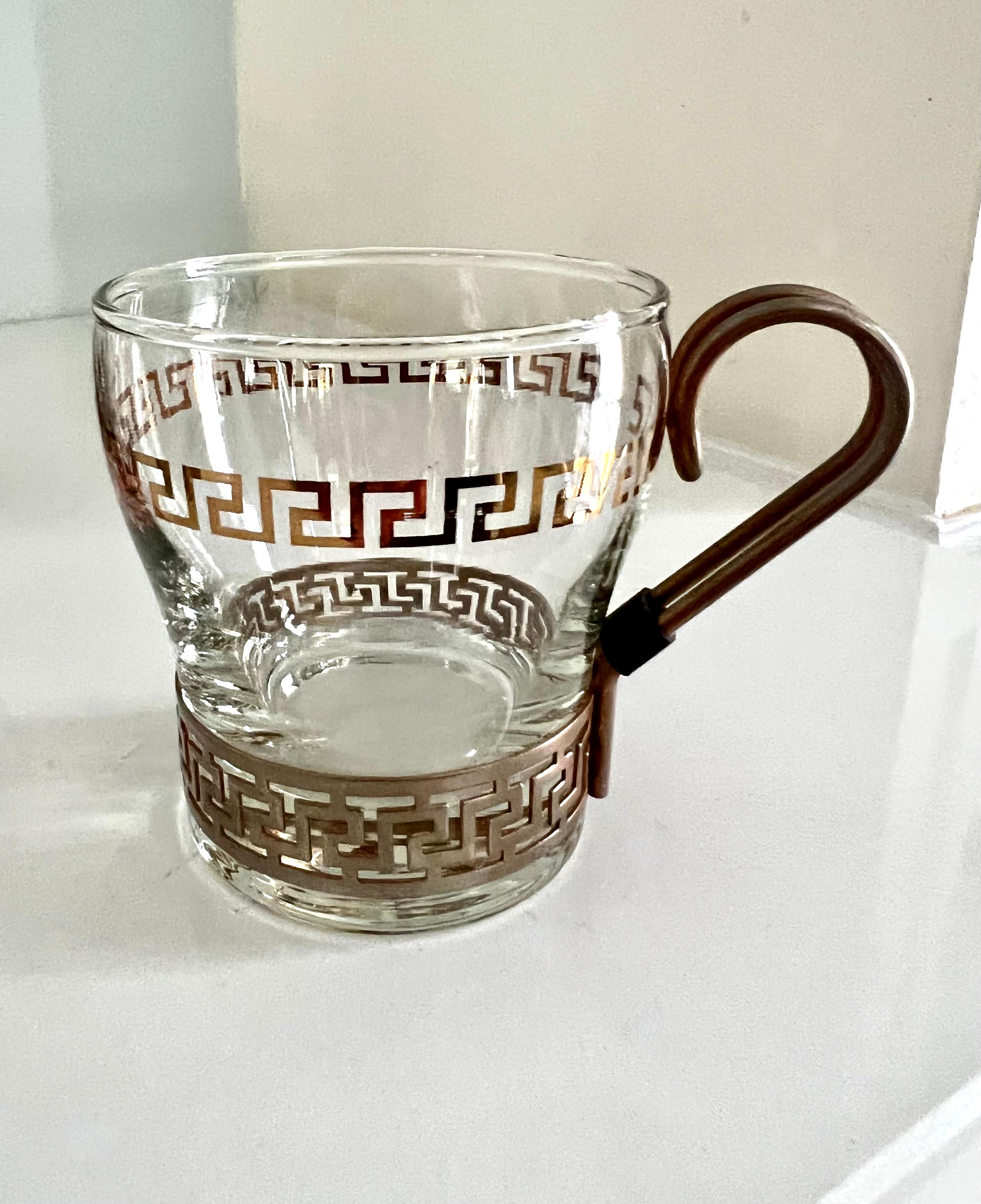 20ième siècle Ensemble de 6 verres dans un support en cuivre avec détails de clé grecque en vente