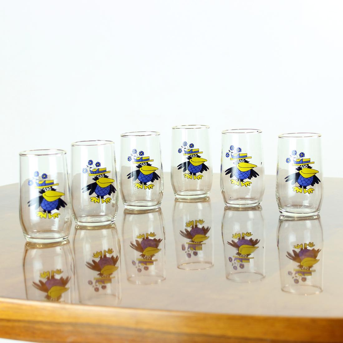 Beautiful set of 6 glasses from mid-century modern design era. The set was produced in 1960s and nevee been used. It is made of a clear Bohemian glass with print of a colorful cartoon bird on on the side. The top rim is finished with gold. Excellent