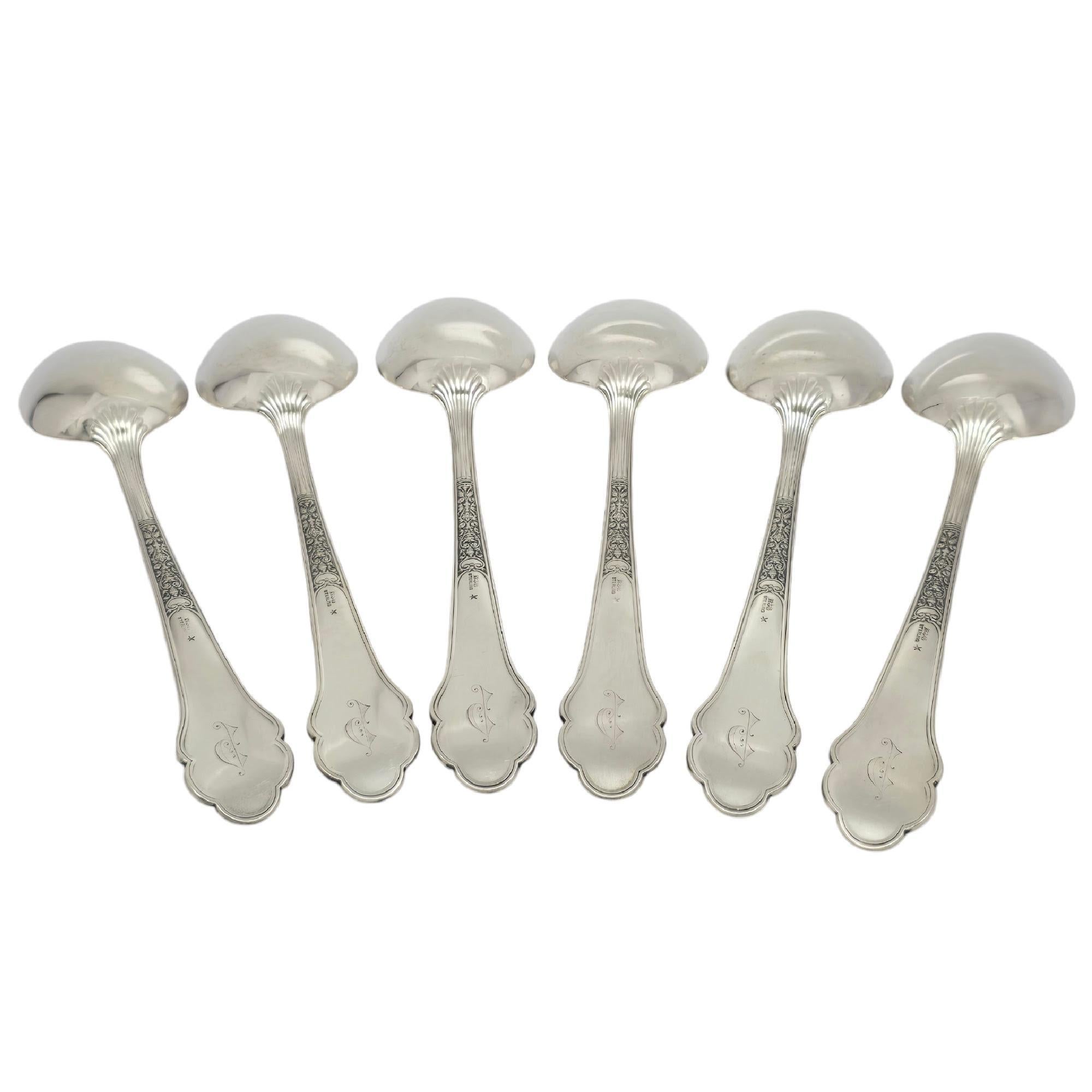 Set di 6 cucchiai da portata in argento sterling antico di Gorham nel modello Medici Old.

Il monogramma sembra essere P.

Medici Old di Gorham è un motivo a più motivi disegnato nel 1880. Chiamato così per l'epoca di Lorenzo de Medici, il disegno
