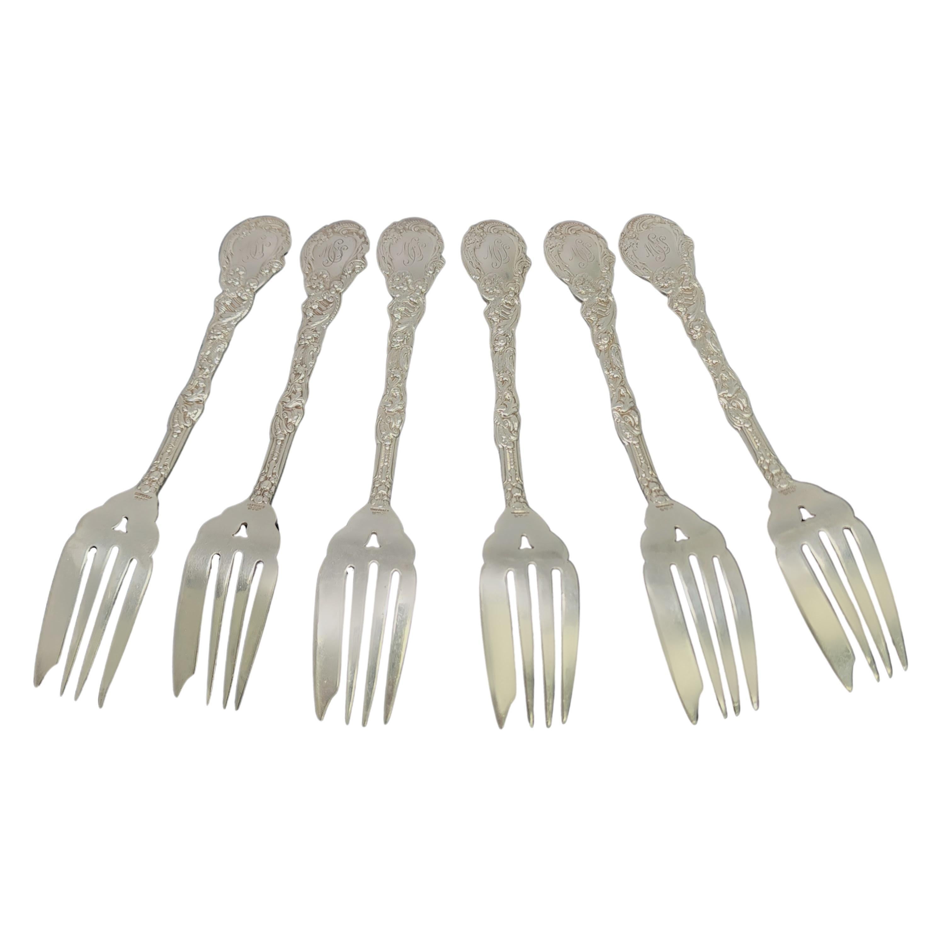 6er-Set Gebäckgabeln aus Sterlingsilber mit Versailles-Muster von Gorham.

Das Monogram scheint MSJ zu sein (siehe Foto).

Gorhams Versailles ist ein von Antoine Heller 1885 entworfenes Multimotiv-Muster. Das nach dem Schloss von Versailles benannte
