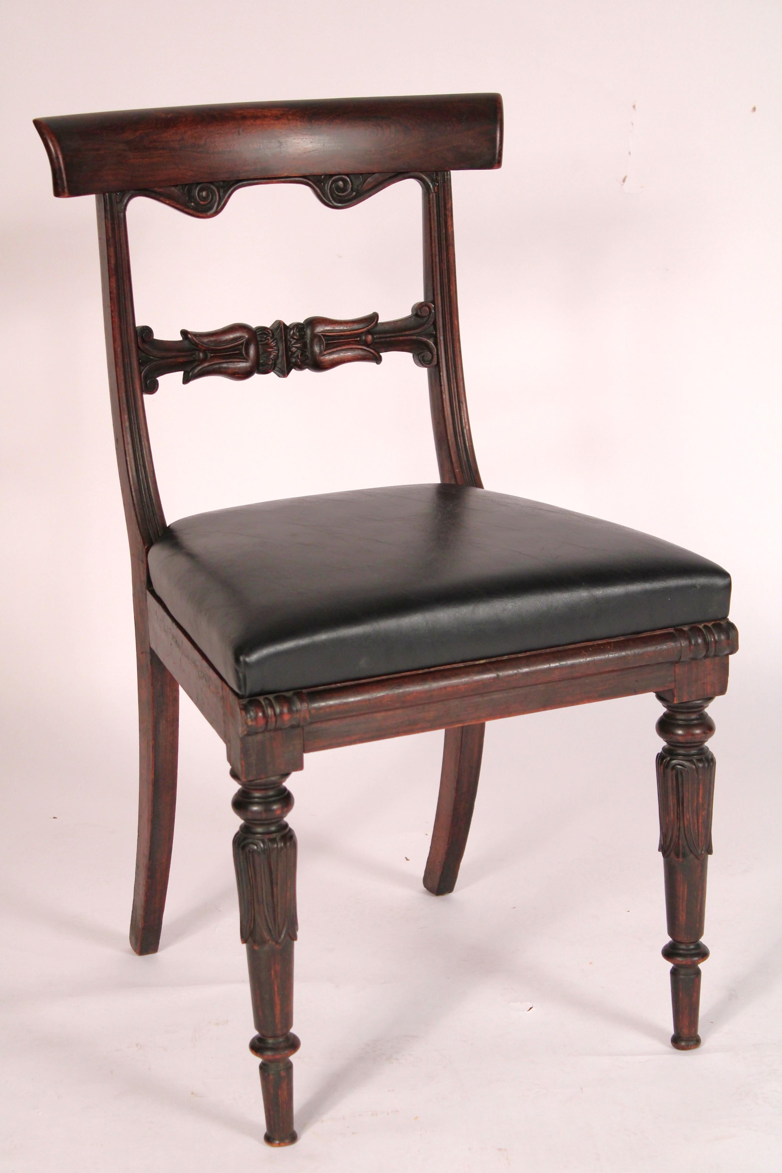 Set of 6 William IV grain painted rosewood dining room chairs, circa 1835. With a slightly concave crest rail, carved central back splat, faux leather seats, resting on ring turned carved and tapered legs. The chairs are mahogany with a rosewood