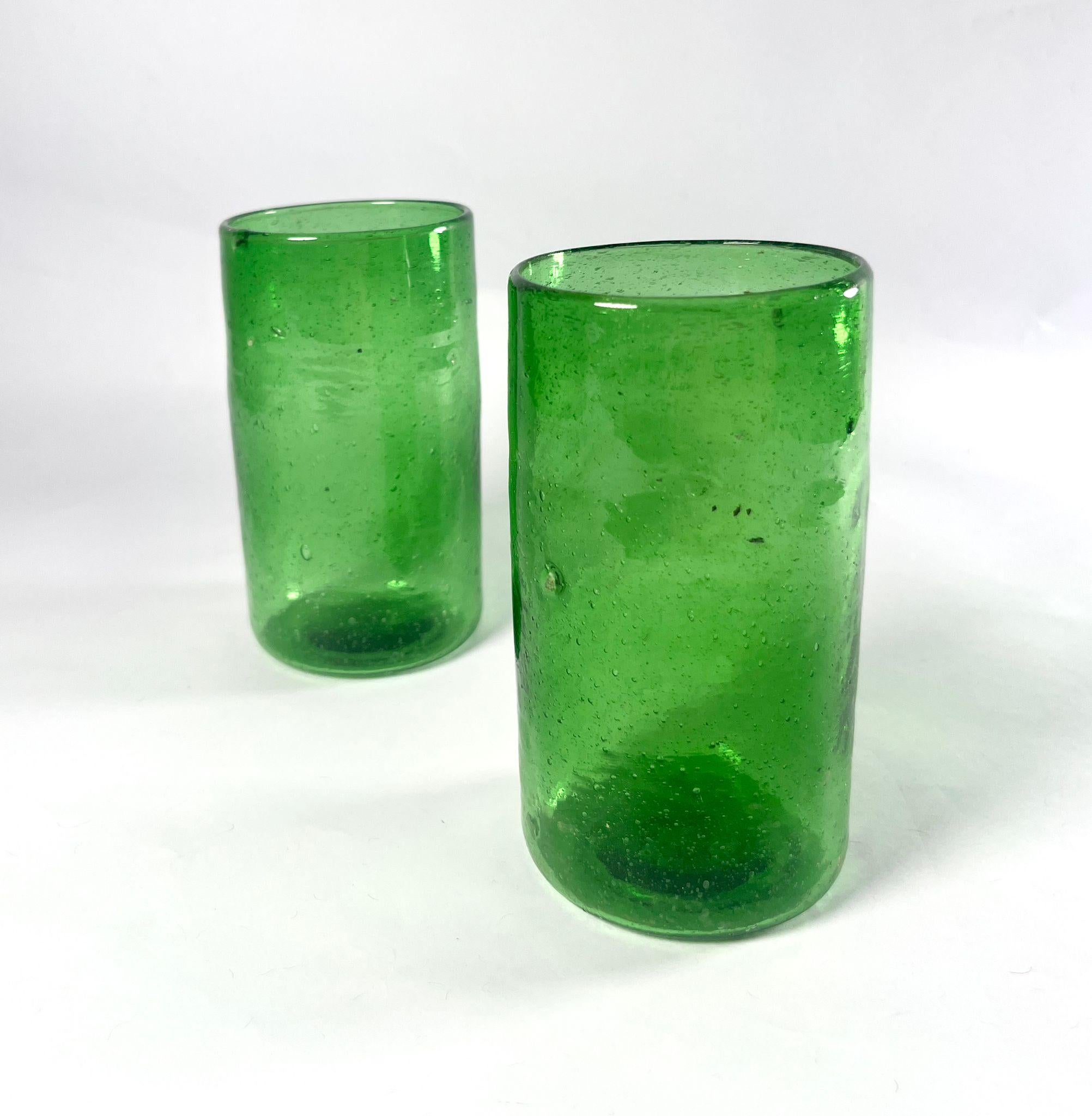 Lot de 6 gobelets à eau en verre blanc, chacun orné de délicats points blancs et jaunes en relief. Ce design à la fois ludique et élégant ajoute de l'originalité et du charme à tout décor de table. Parfait pour un usage quotidien et pour les