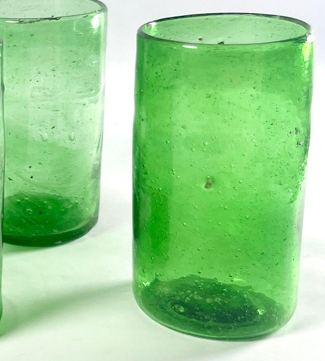 Lot de 6 gobelets à eau en verre à bulles vertes - Design texturé artisanal Excellent état - En vente à PARIS, FR