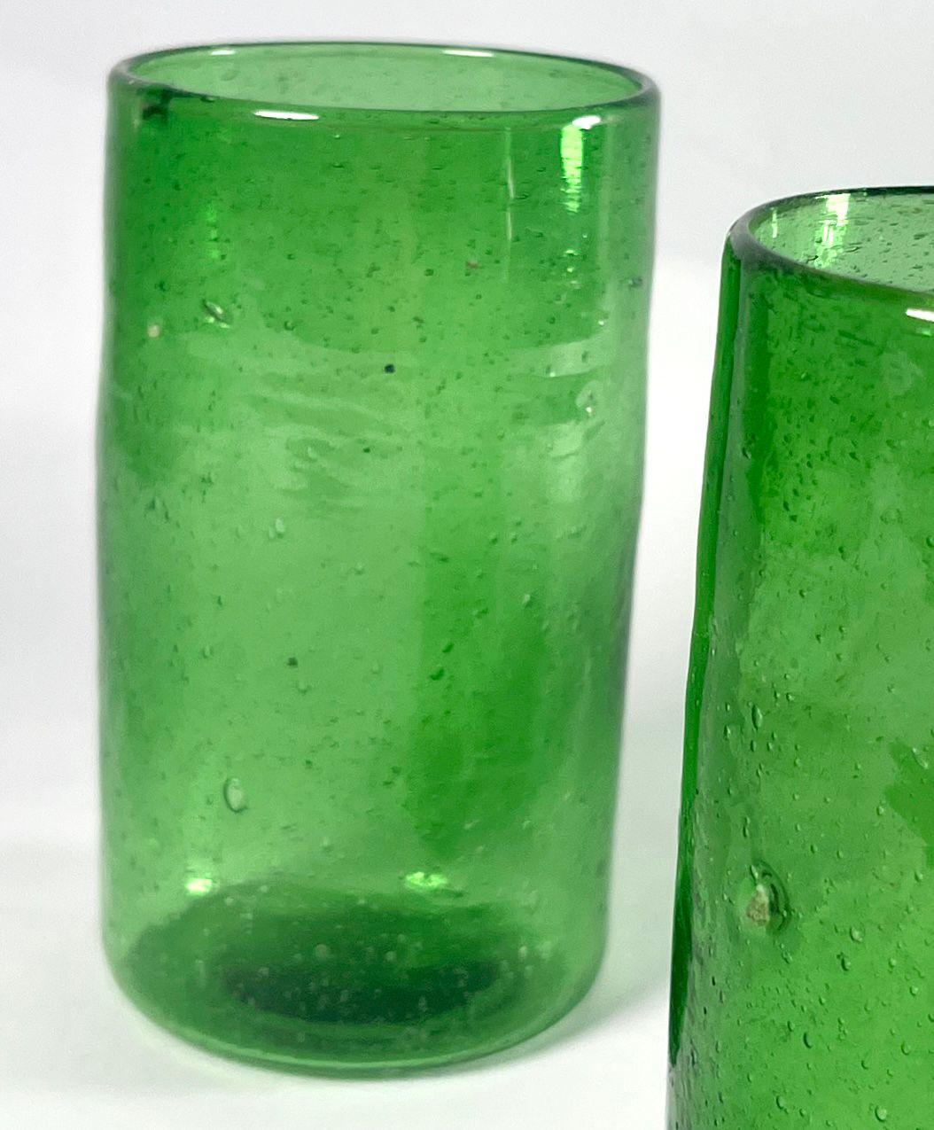 XXIe siècle et contemporain Lot de 6 gobelets à eau en verre à bulles vertes - Design texturé artisanal en vente