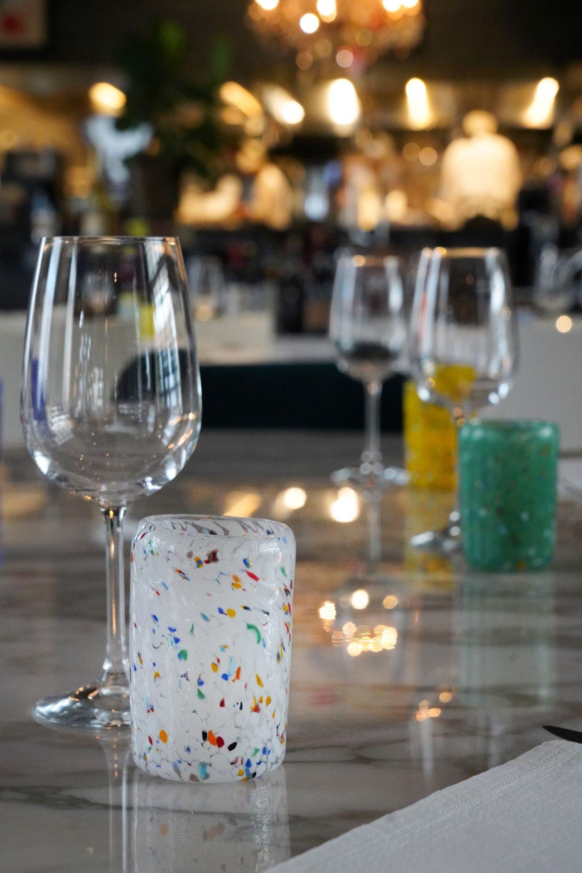 Die Murano Glass Goto Kollektion bringt ein Stück authentischer italienischer Kunst auf Ihren Esstisch. Diese mit künstlerischem Sachverstand mundgeblasenen Gläser sind von den traditionellen venezianischen 