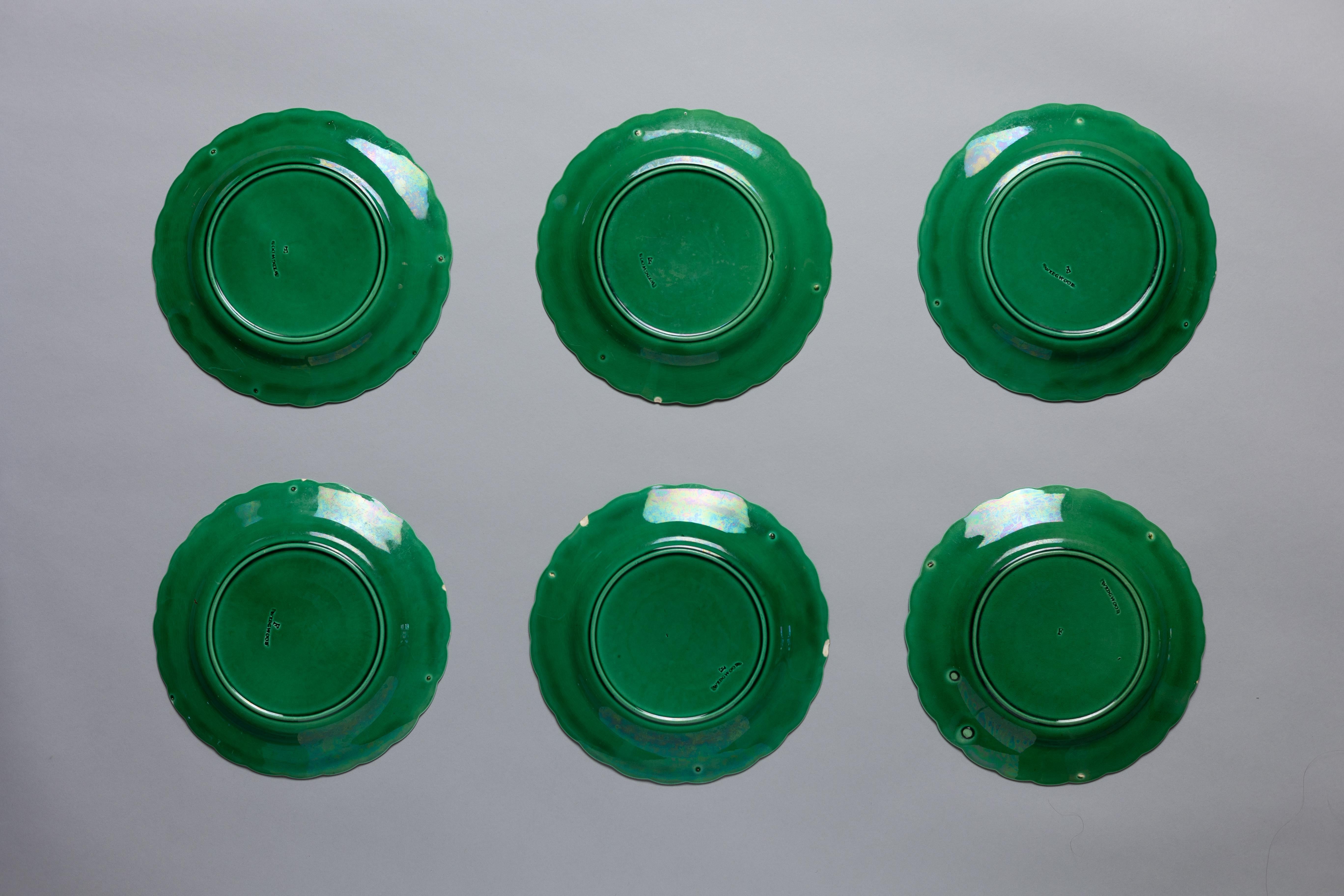 Mouvement esthétique Ensemble de 6 assiettes tournesol en majolique verte de Wedgwood en vente