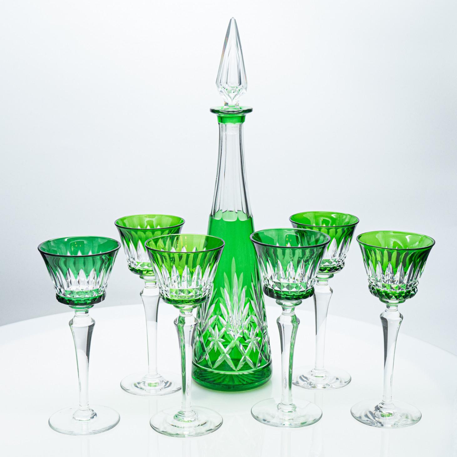 Le luxe à l'état pur, set de 6 verres haut de gamme Baccarat et 1 carafe Saint Lois en cristal double couche vert avec un beau décor sculpté.

1. Verres à vin Baccarat : H 7.67