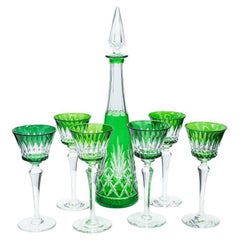 Satz von 6 Gläsern aus grünem Baccarat-Kristall, 1 Dekanter, Saint Louis
