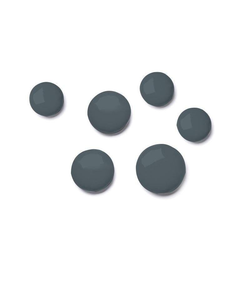 Set de 6 épingles grises bleues en décoration murale par Zieta
Dimensions : Diamètre 10, 12, 14 cm 
Matériau : Acier au carbone.
Finition : Revêtement en poudre.
Disponible avec un revêtement en poudre en couleurs : Beige Grey, Graphite, Grey Blue,