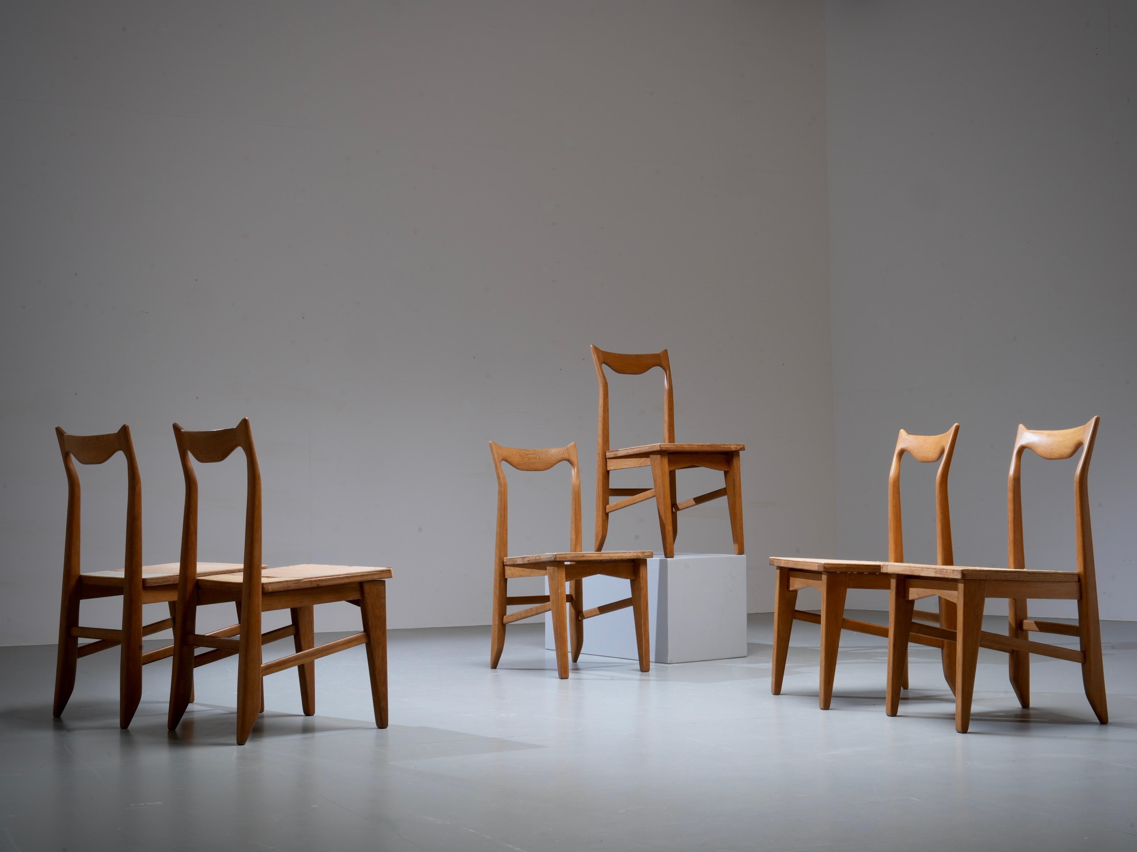 Lovey set of 6 Guillerme et Chambron dining chairs in oak. Guillerme et Chambron were a celebrated French design duo—Robert Guillerme and Jacques Chambron—whose work became iconic in the mid-20th century. Before they became known for their