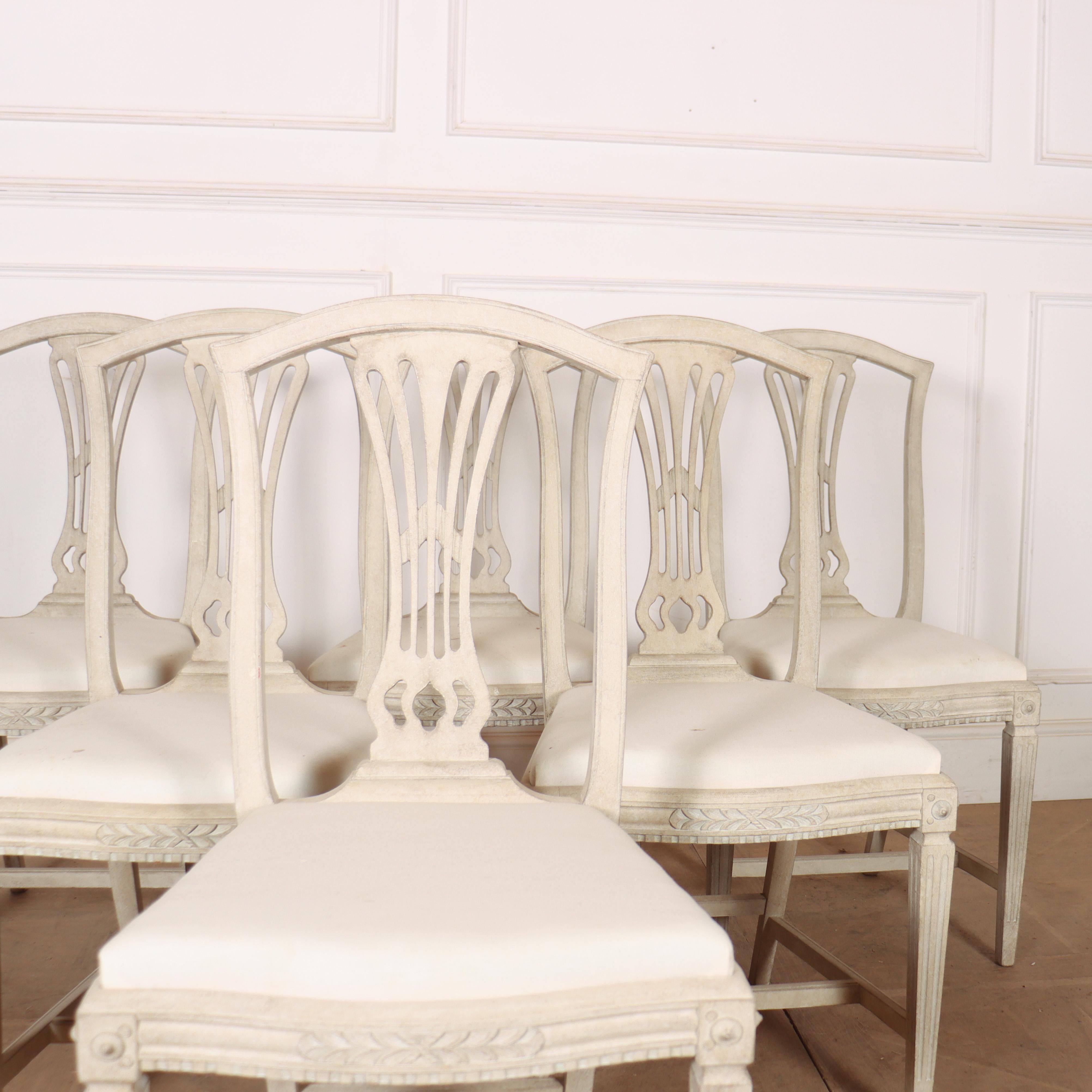 Set di sei sedie da pranzo in stile gustaviano dell'inizio del XX secolo. I sedili sono stati completamente rivestiti di recente (comprese le fettucce, la schiuma ecc.) e rifiniti in calicò. 1920.

Altezza del sedile: 50 cm (19,5 pollici)

Codice: