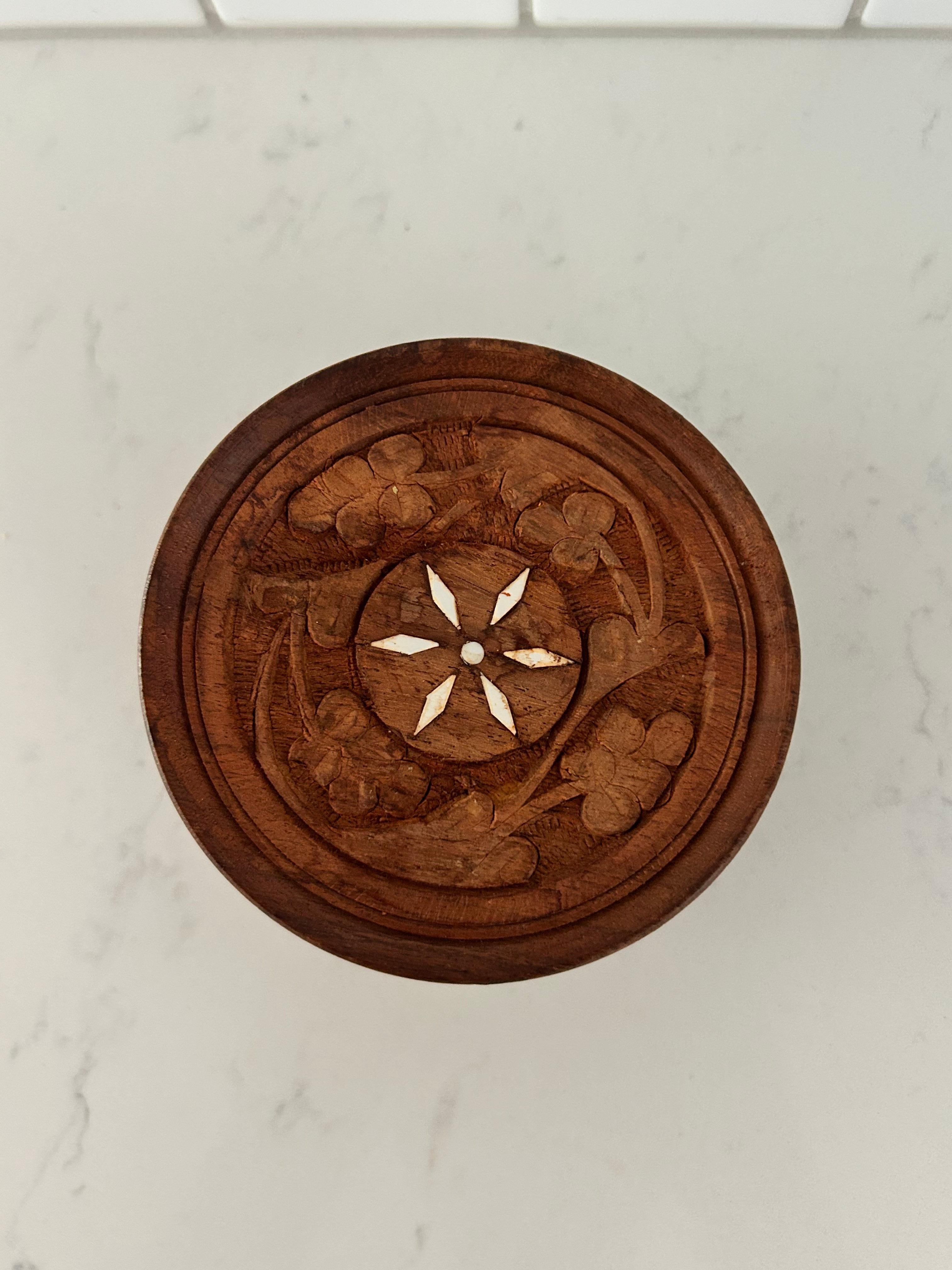 Set of 6 Hand-Carved Sheesham Wood Coasters circa 1970s Angloindio en venta