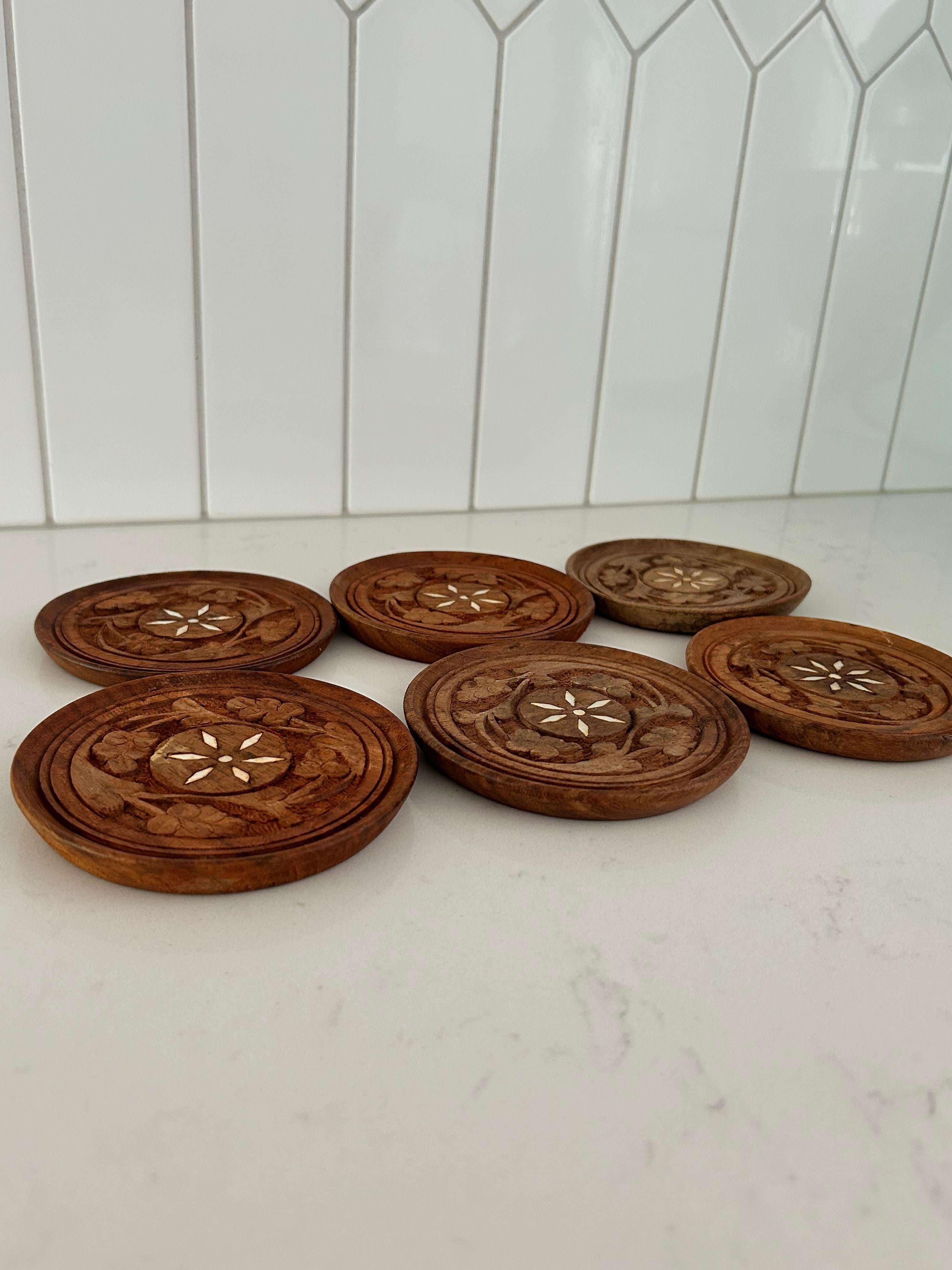 Set of 6 Hand-Carved Sheesham Wood Coasters circa 1970s Tallado a mano en venta