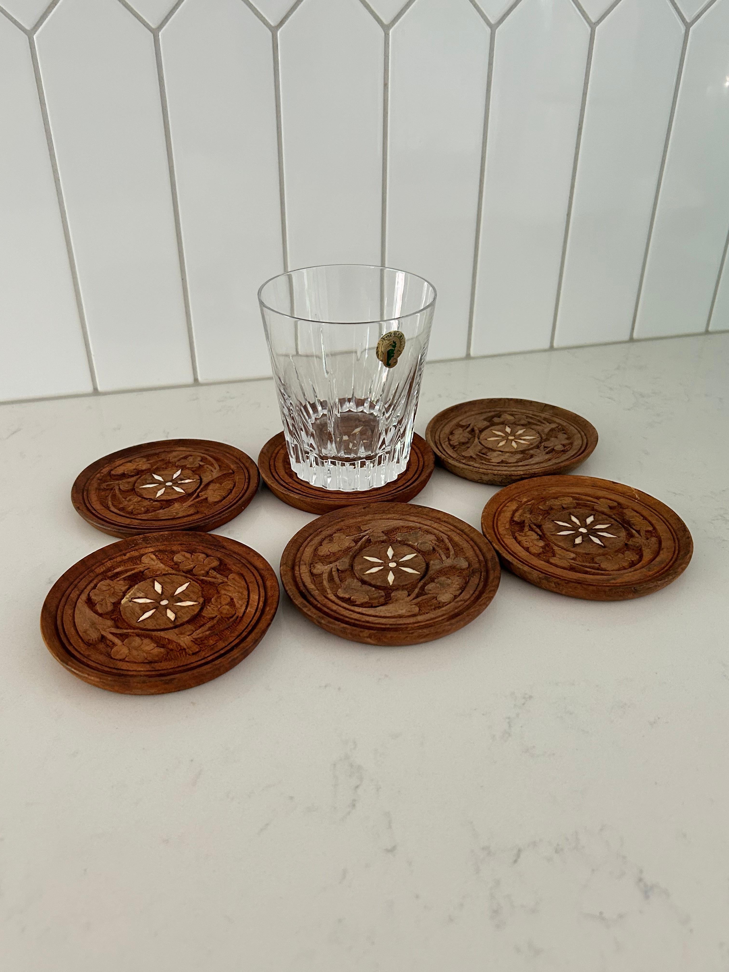 Set of 6 Hand-Carved Sheesham Wood Coasters circa 1970s en Bueno estado para la venta en Medina, OH